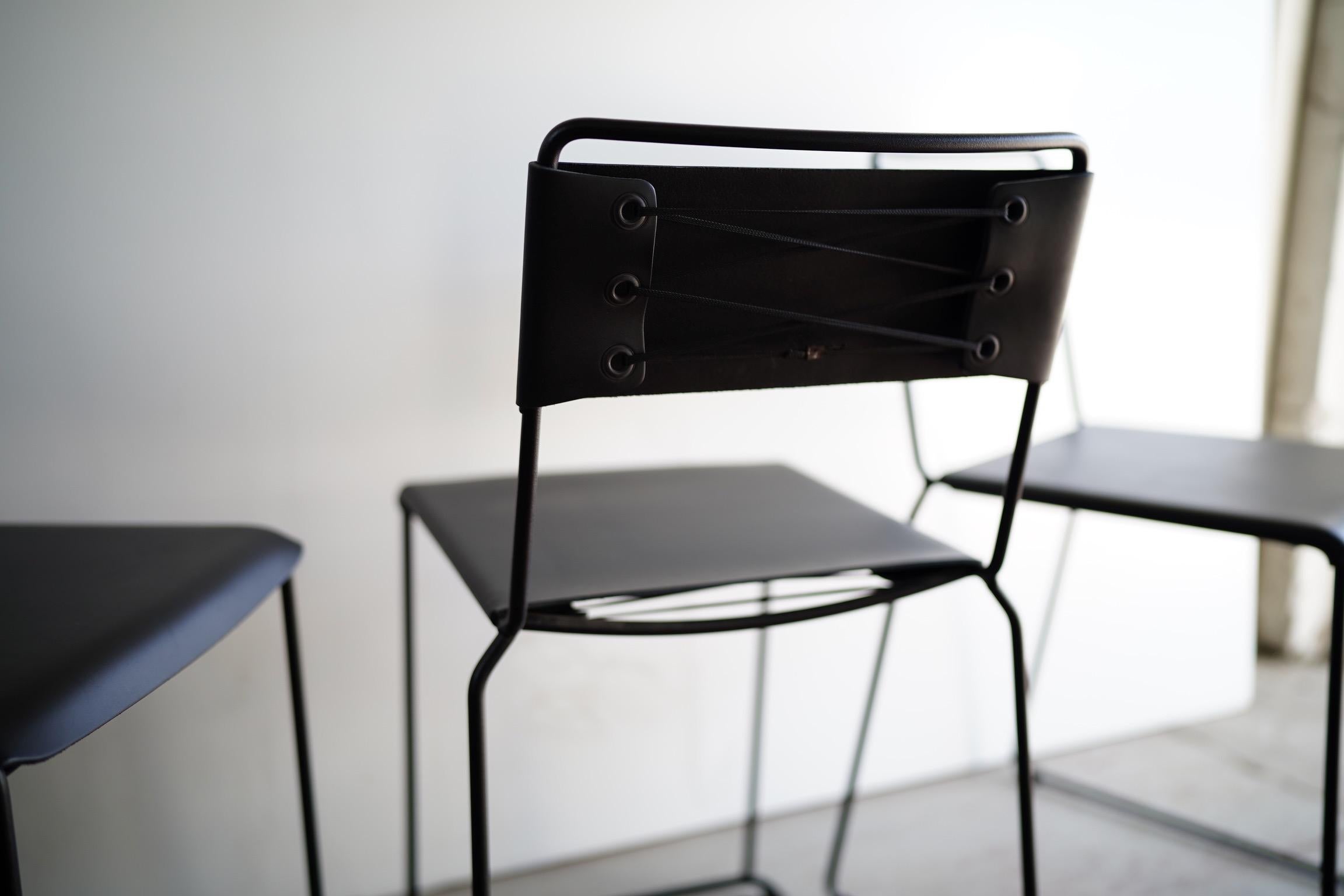UCCIO-Stuhl mit schwarzem Power-Mantel, schwarzes Leder (Moderne) im Angebot