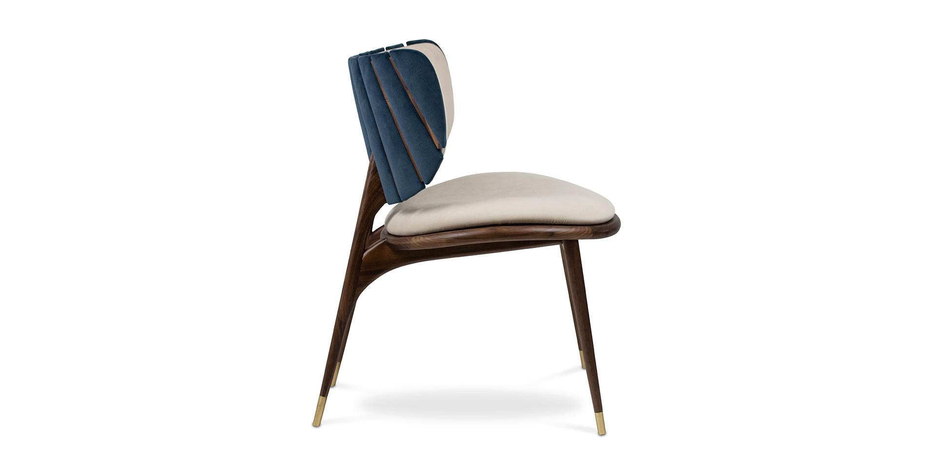 La chaise Uchiwa est un hymne au détail. De sa frise en bois dans un style minimaliste à facettes, à ses boiseries uniques en structure de bois massif de noyer. Cette pièce extraordinaire combine les nouvelles tendances en matière de design et
