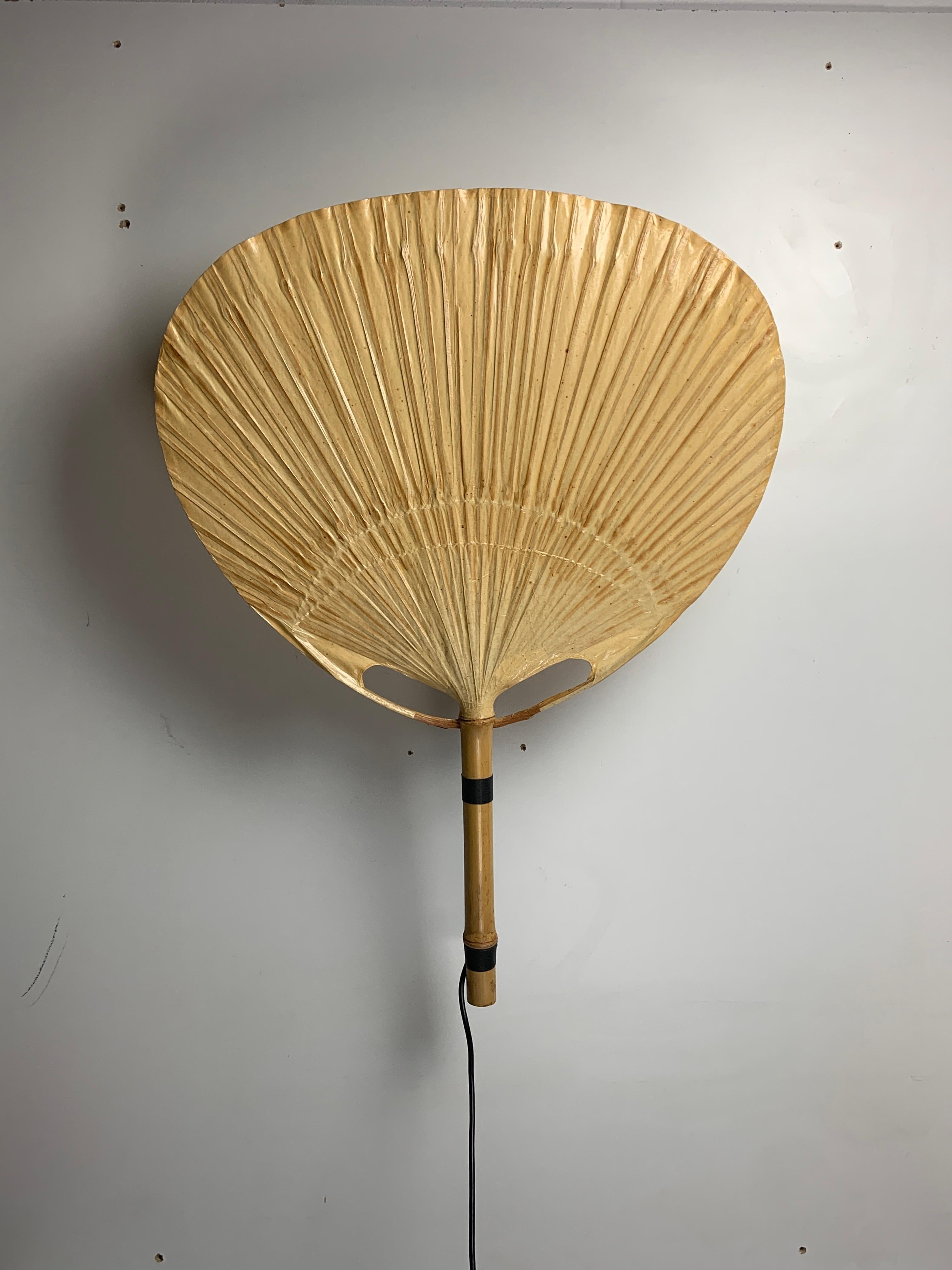 Stupenda e rara lampada da parete Uchiwa originale d'epoca di Ingo Maurer per Design M, Germania anni '70. Questa applique è in ottime condizioni, considerando la sua età. Non ci sono tagli, buchi o strappi sulla carta e solo alcune piccole macchie