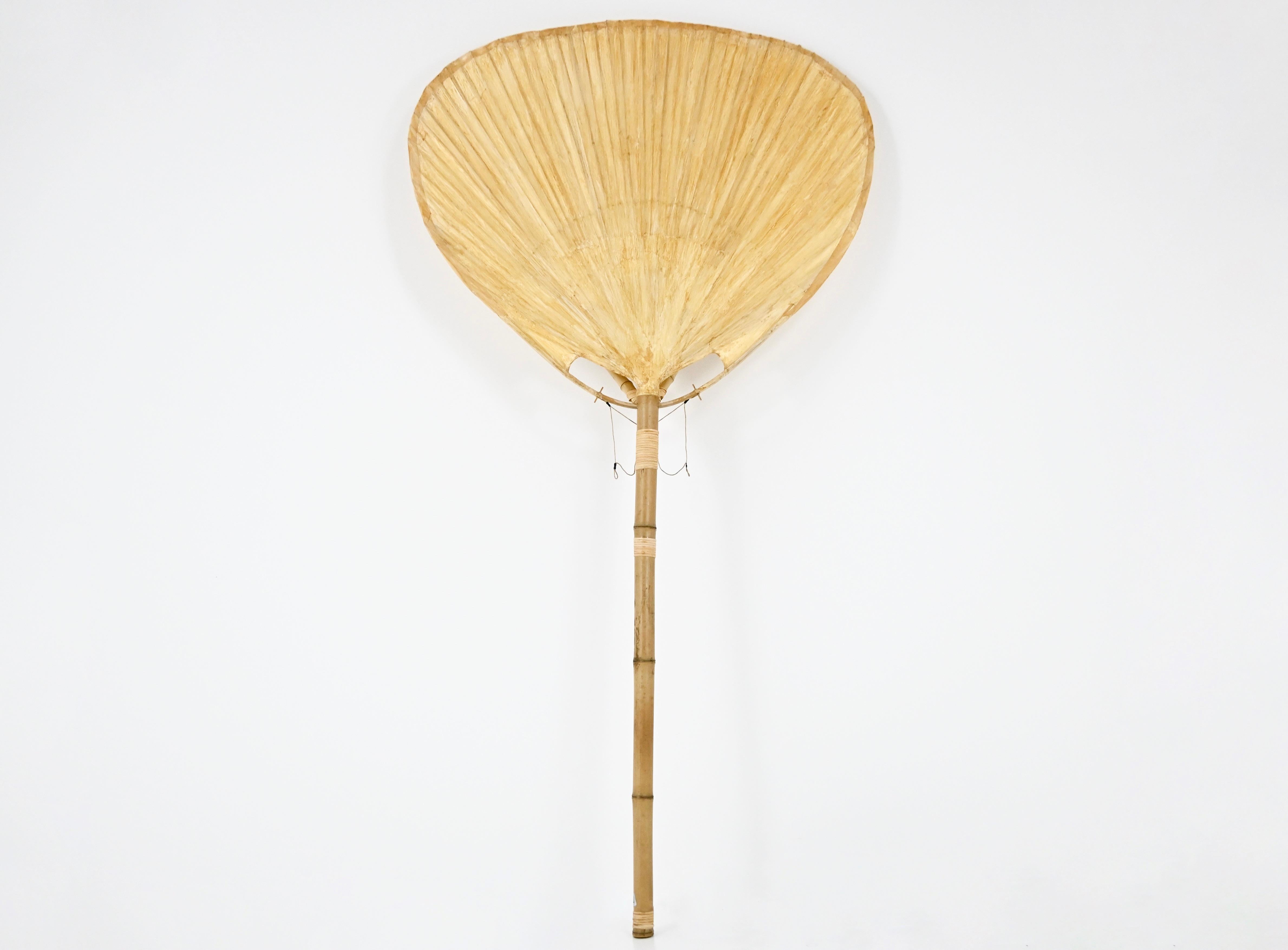 Gran lámpara de pie de bambú y papel de Ingo Maurer para Design M. Model: Uchiwa . Sello Design M.  Desgaste debido al tiempo y a la edad
Para el envío, consúltanos para recibir el mejor precio.