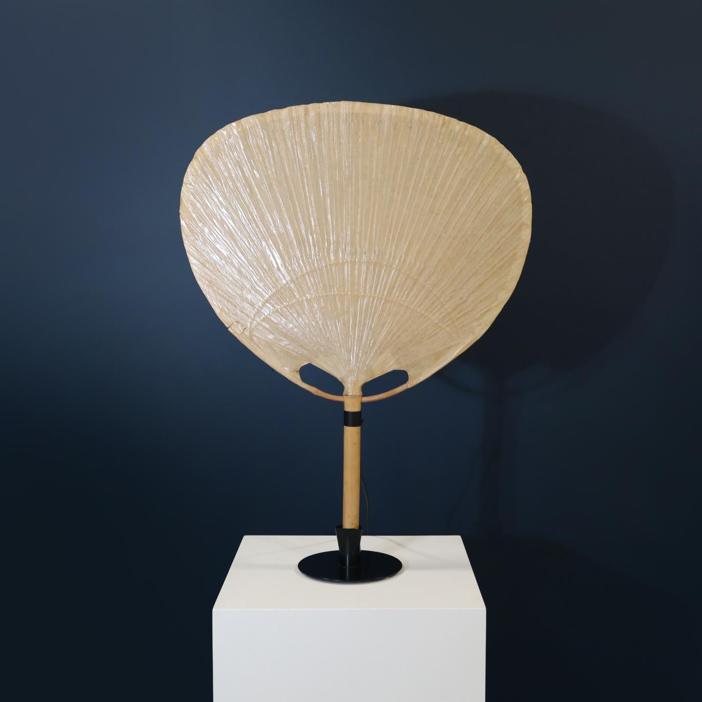 Uchiwa III Wall & Table Lamp by Ingo Maurer, 1970s

This stunning Uchiwa lamp was designed by Ingo Maurer, in Germany, 1973. It is the larger size from the table lamp series with its rare and original metal holder, the Uchiwa can also be used as a