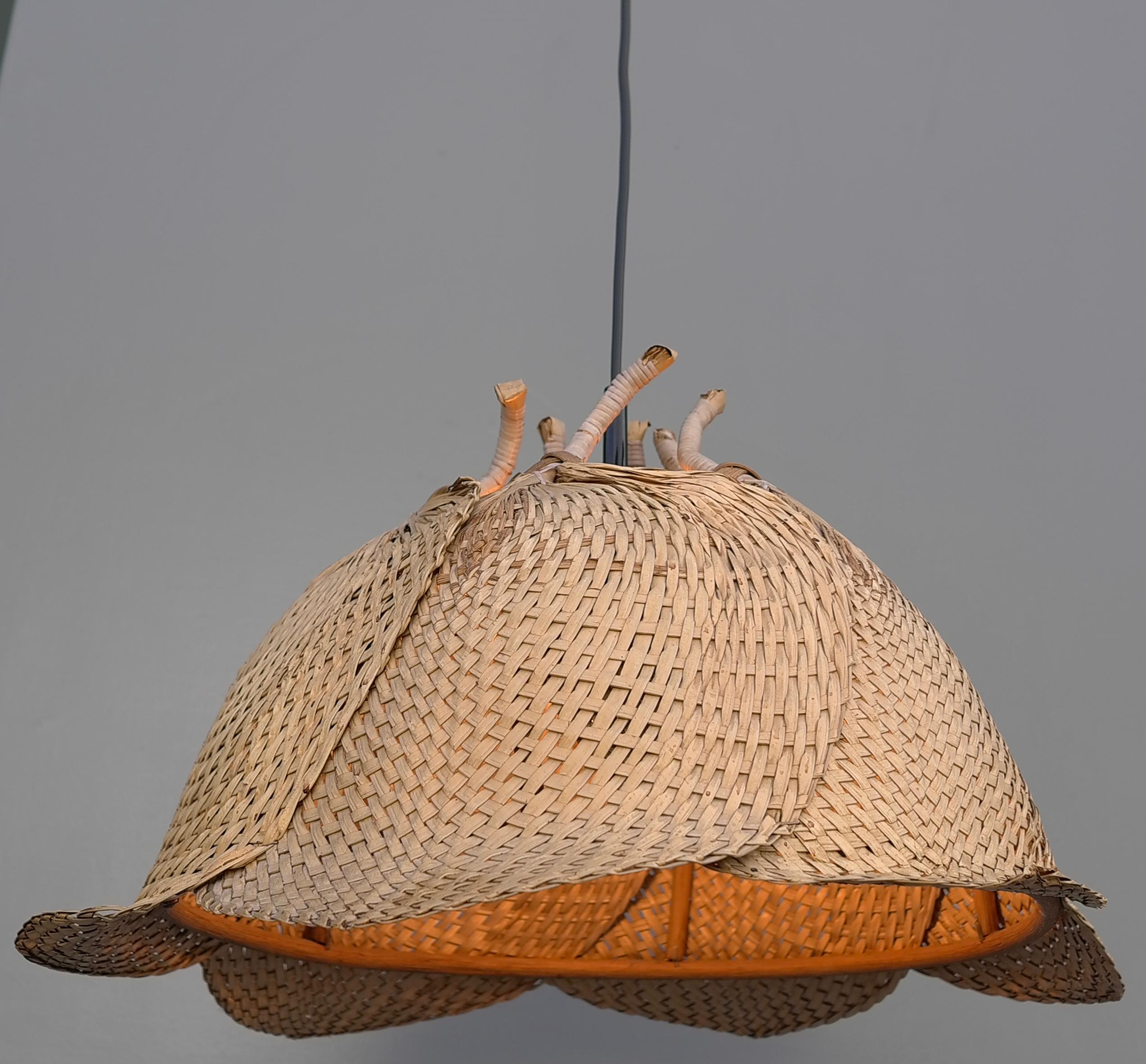 Uchiwa mid-century pendant chandelier in style of Ingo Maurer, 1960's


Size: Diameter 50cm, height 30cm, cord approx 100cm.