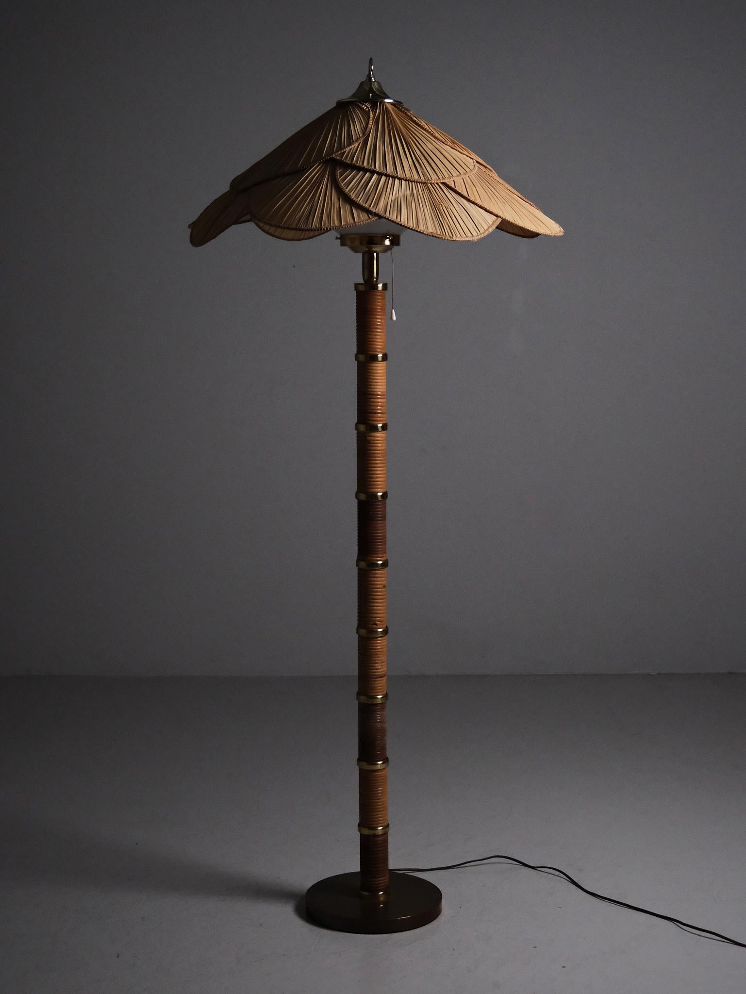 Très rare lampadaire produit par Miranda AB à Svedala, Suède. Le concepteur est inconnu.

Bigli, laiton enveloppé de rotin avec un abat-jour en bambou.

