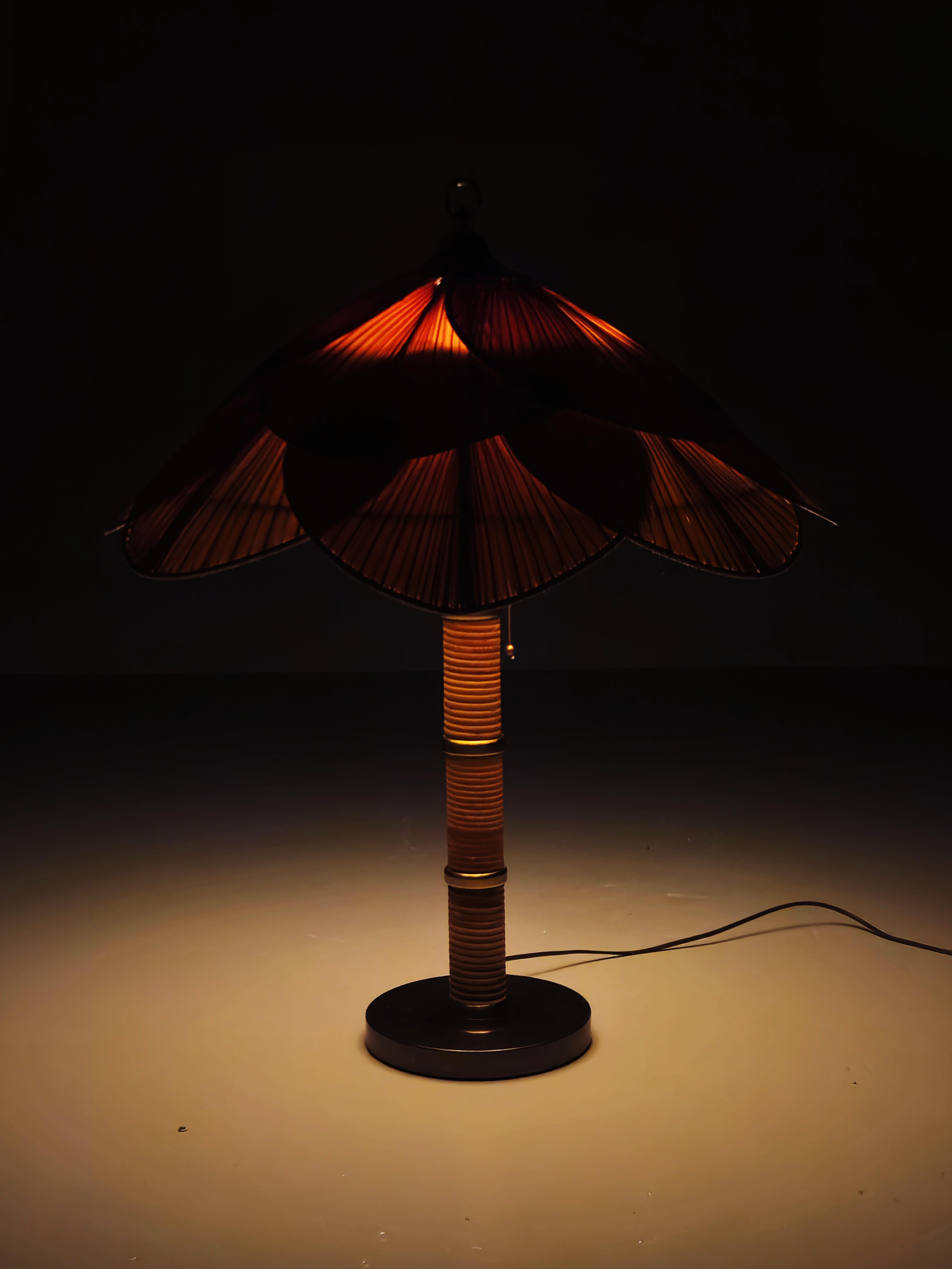 Uchiwa style Miranda AB table lamp, Sweden, 1960s In Good Condition For Sale In Eskilstuna, SE
