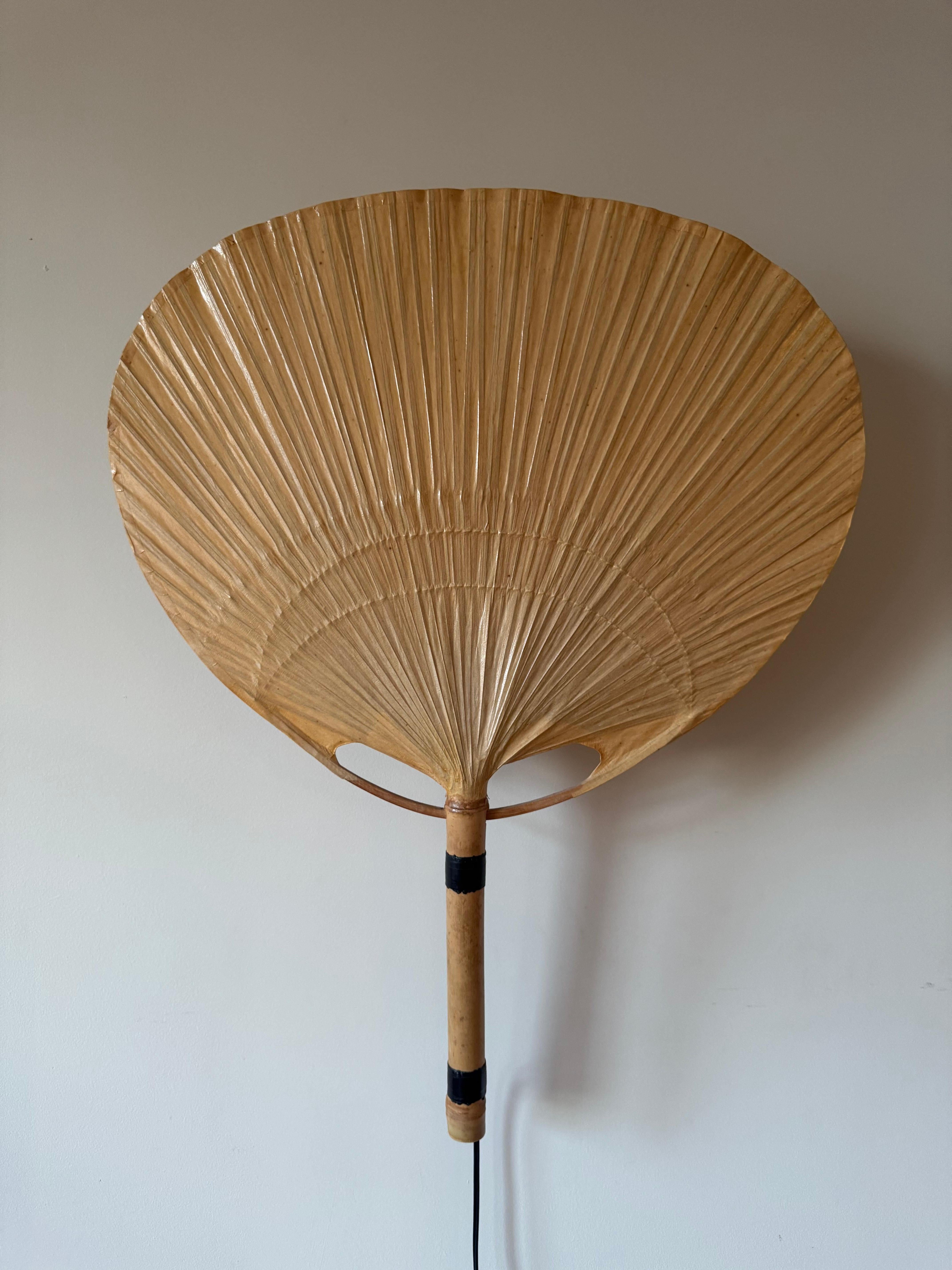 Lampada da parete Uchiwa

Designer: Ingo Maurer
Anno: 1973

Il designer tedesco Ingo Maurer ha notato per la prima volta degli uchiwa, ventagli tradizionali giapponesi fatti di bambù e carta di riso laccata, in un negozio di Parigi nel 1972. An He