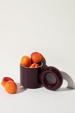 UCHO Becher / Pflaumenlila von Malwina Konopacka