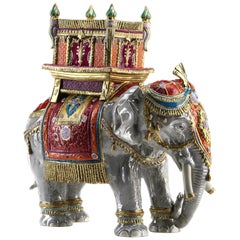 Scultura dell
elefante rosso di Udaipur