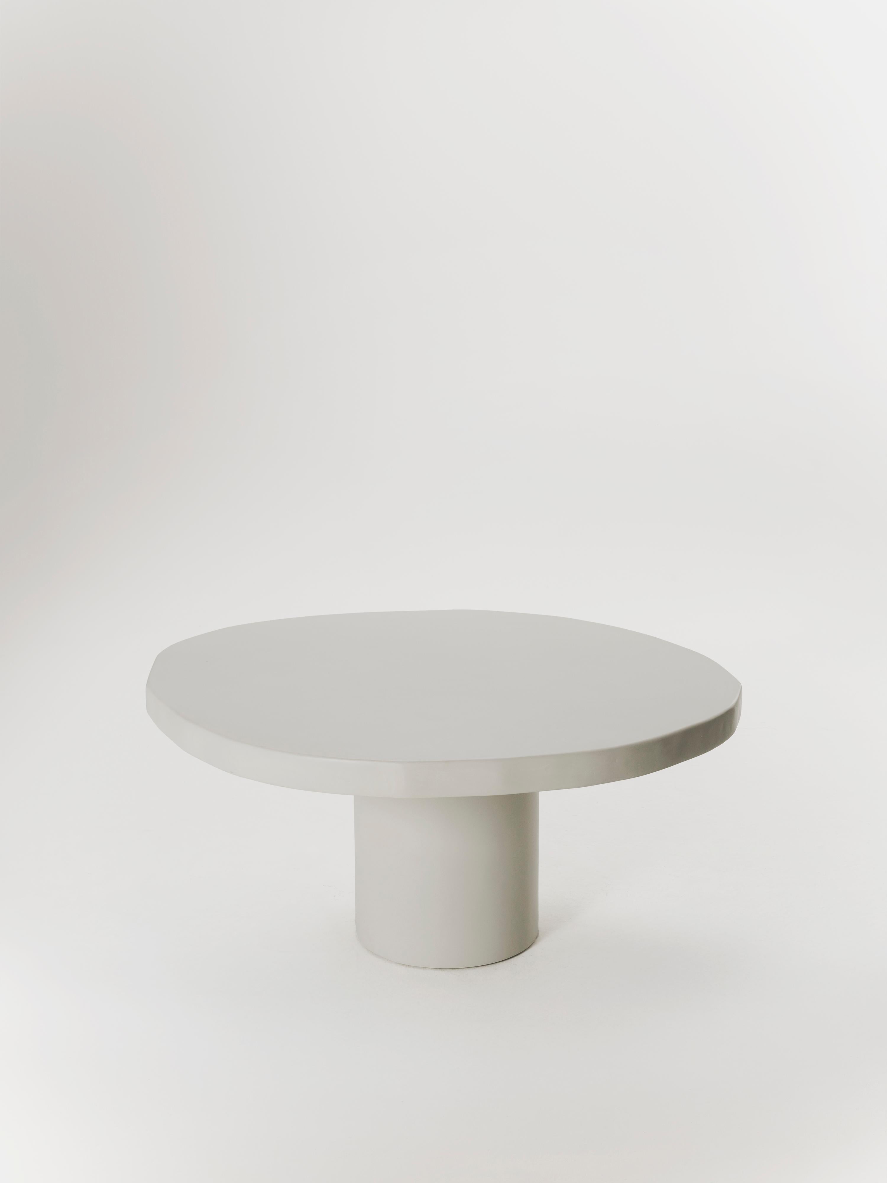 Fabriquée à la main en Espagne par des artisans experts, cette table de salle à manger de forme ovale de Marlot Baus allie un design intemporel à un savoir-faire moderne. Chaque pièce est fabriquée avec soin en utilisant notre technique de