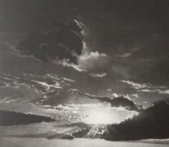 Icelandic Landscape (Die Sonne erzeugt ein dramatisches Wolkenmuster über einem Gletschersee)