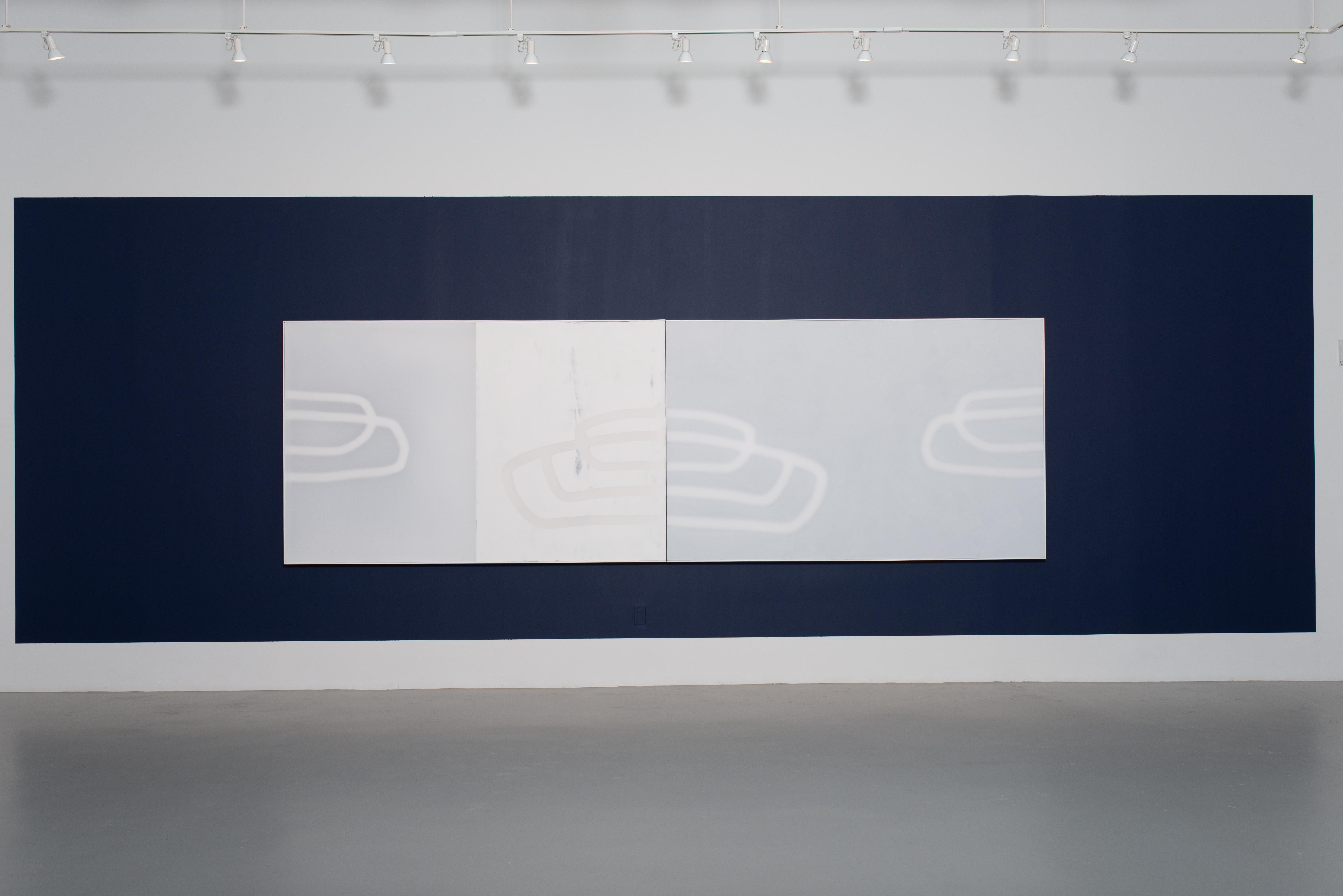 Mais il y a le jour et la nuit 1, 2019
Technique mixte sur toile
61 x 192 pouces
155 x 488 cm

Udo Nöger crée des peintures monochromes lumineuses qui capturent la lumière, le mouvement et l'énergie exprimés dans des compositions très minimalistes.