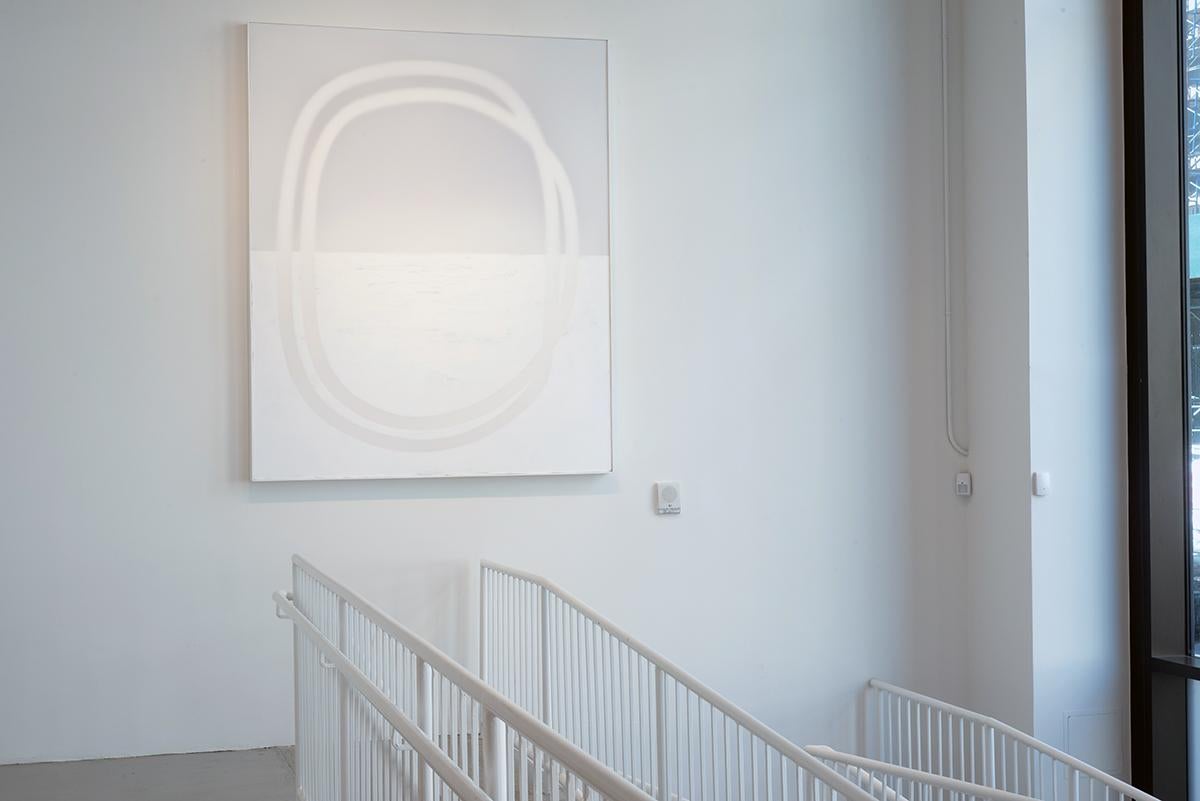 Peinture abstraite sur toile blanche sur blanc, grande, minimaliste - Gris Abstract Painting par Udo Noger