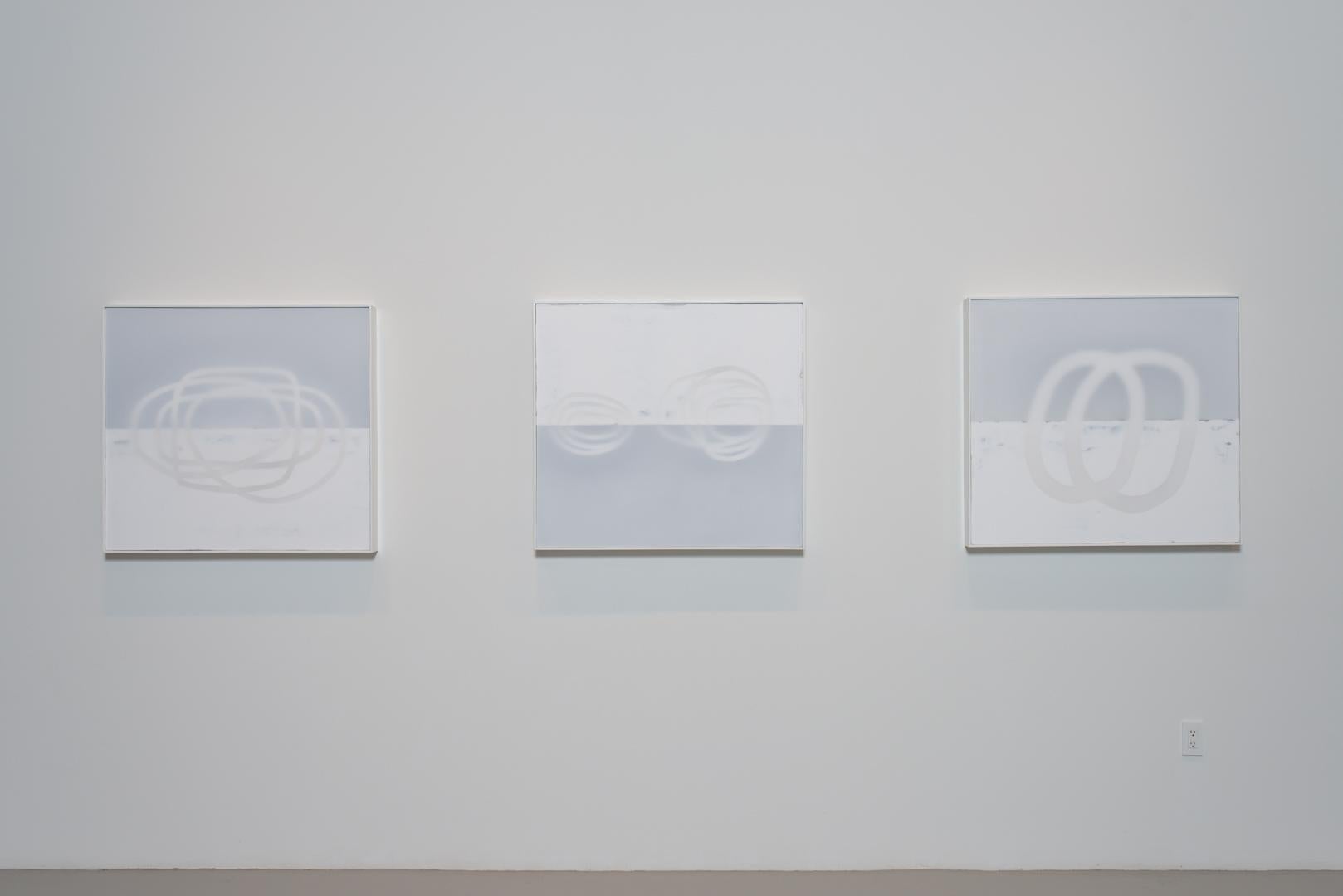 Peinture abstraite sur toile blanche sur blanc, petit modèle, minimaliste - Gris Abstract Painting par Udo Noger