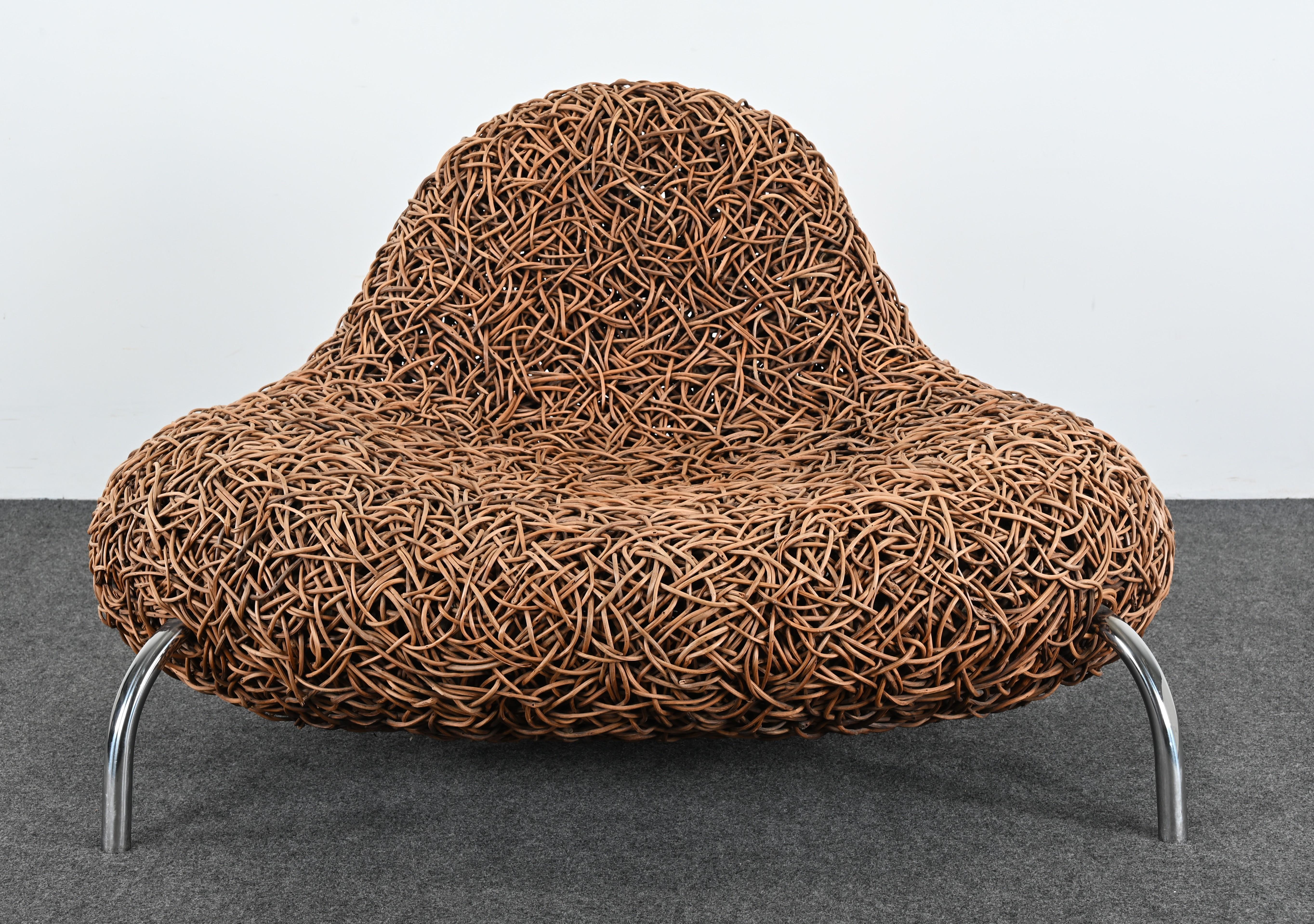 Une chaise moderne et unique en rotin organique par Udom Udomsrianan et produite par Planet 2001. Udom Udomsrianan est connu pour ses designs minimalistes et biomorphiques. Il utilise des éléments sculpturaux et les transforme en meubles