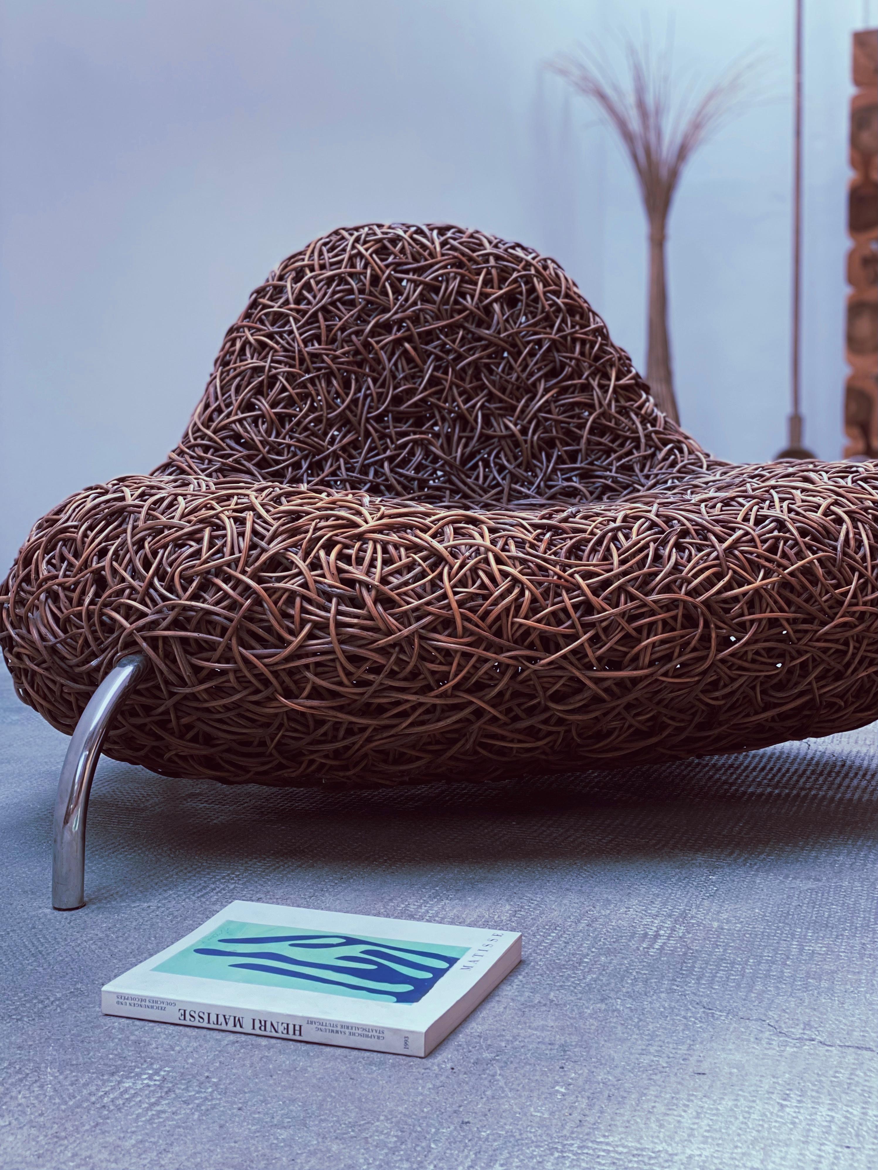 Absolut traumhafter, sehr seltener und skulpturaler Nest Chair/Sessel geflochten aus dickem Geflecht von Udom Udomsrianan & Planet 2001.

Nur in begrenzter Menge hergestellt.

Designer: Udom Udomsrianan
MATERIAL: Rattan, Stahl
Jahr: nach