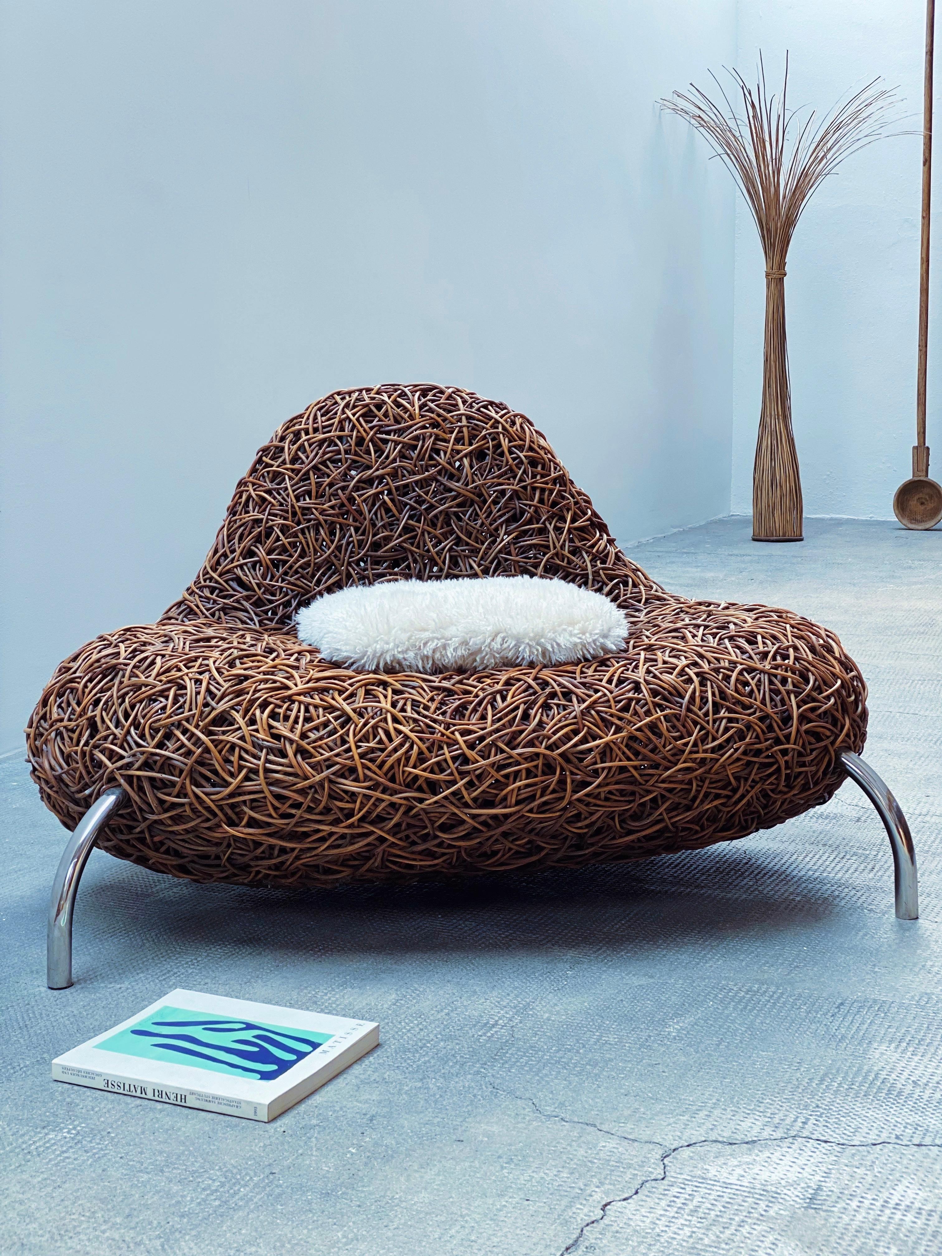Udom Udomsrianan & Planet 2001 Rattansessel mit Nestlehne (Handgewebt) im Angebot