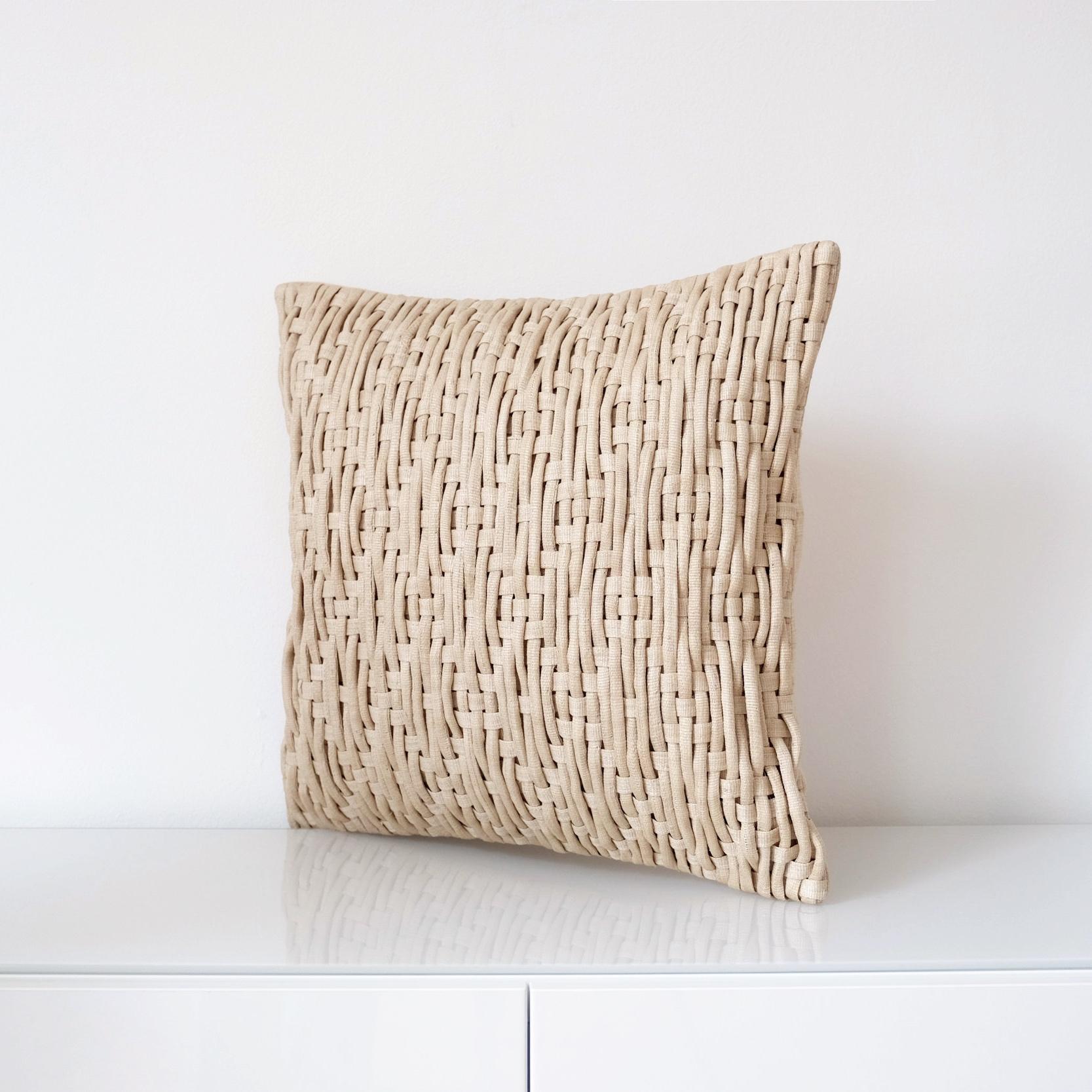 Housse de coussin fabriquée à la main avec du tissu T'nalak en fibres d'abaca, teint naturellement et délicatement tissé, et fermée par des boutons en coquille de noix de coco
Couleur : sable clair

50 x 50 cm
19.7 ? x 19.7 ?
Garniture de