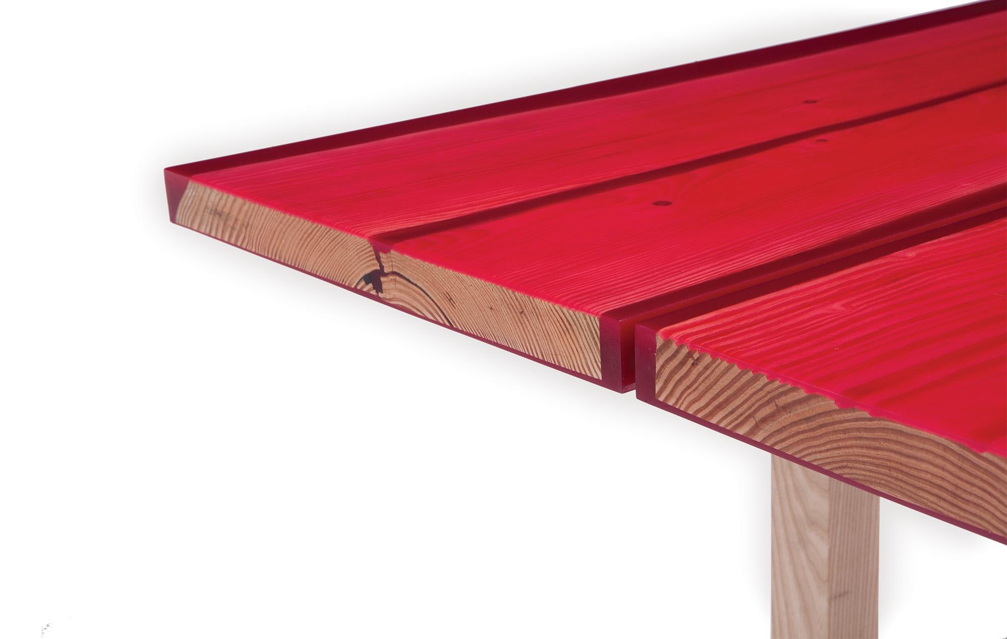 L'Udukuri de Jo Nagasaka tire son nom de la technique japonaise de sculpture à la main utilisée sur le plateau de table en sapin de Douglas, qui est ensuite recouvert d'une résine époxy brillante, pour créer une approche étonnamment différente d'un