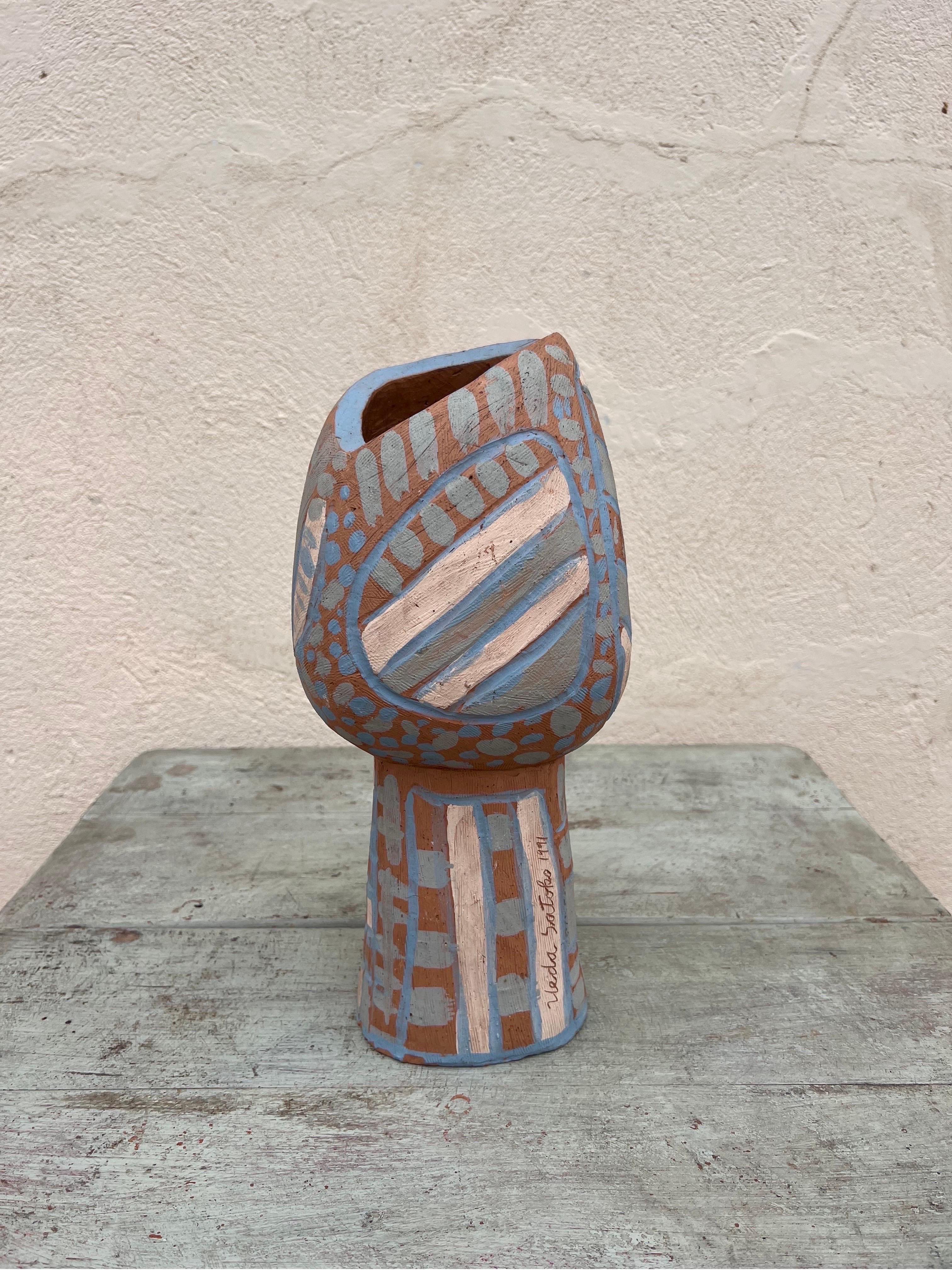 Scultura astratta in argilla dell'artista e docente nippo-brasiliana Ueda Satoko. Brasile 1991.

Ueda Satoko era un'artista, scultrice e docente residente a Baja de Tijuca, Rio de Janeiro, Brasile.