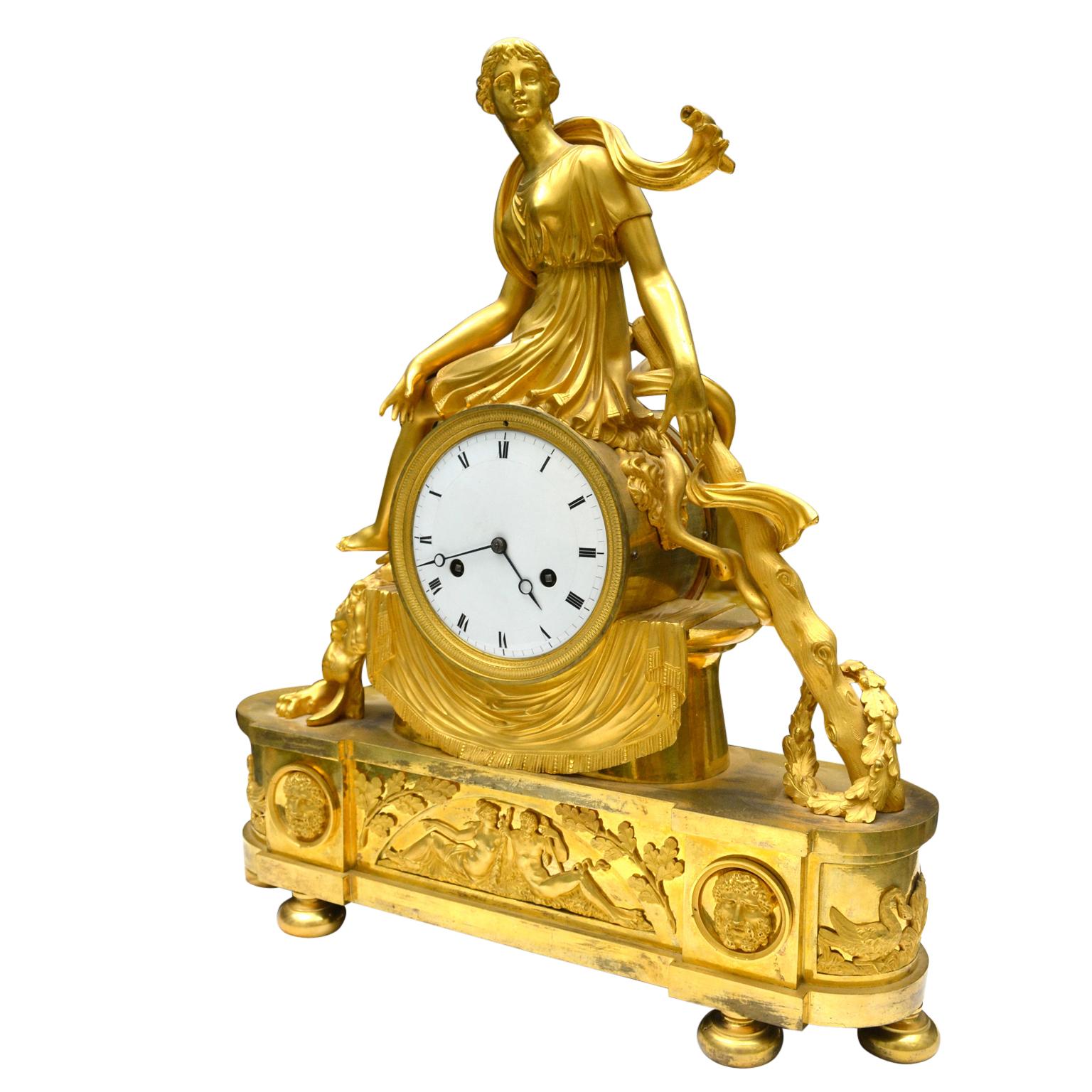 Français  Horloge Empire française en bronze doré représentant l'omphale de la reine lydienne en vente
