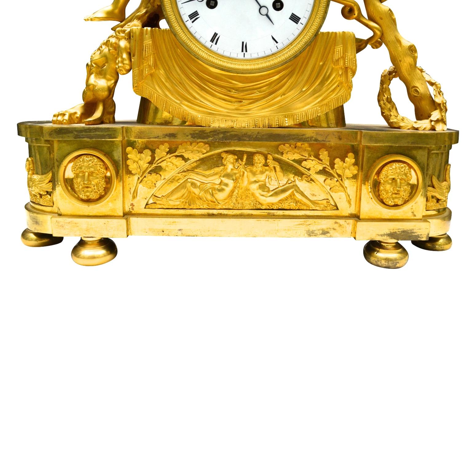 Bronze  Horloge Empire française en bronze doré représentant l'omphale de la reine lydienne en vente