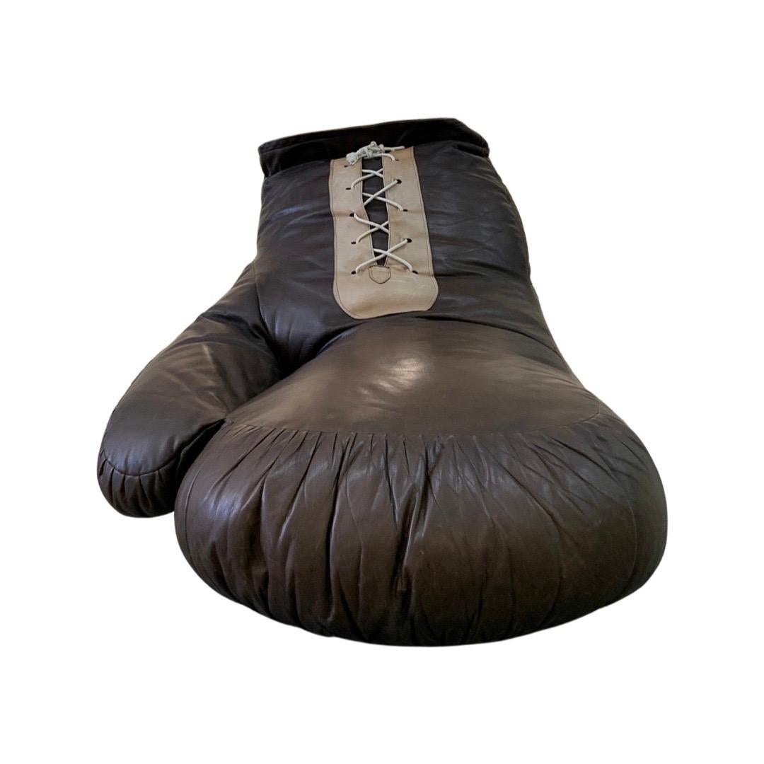 The iconic boxing glove designed by Ueli Berge for the De Sede was created in the early 1970s. The piece is not edited anymore. It is a superb decorative chair that creates a unique atmosphere. The patina of the time is great and adds beauty to this