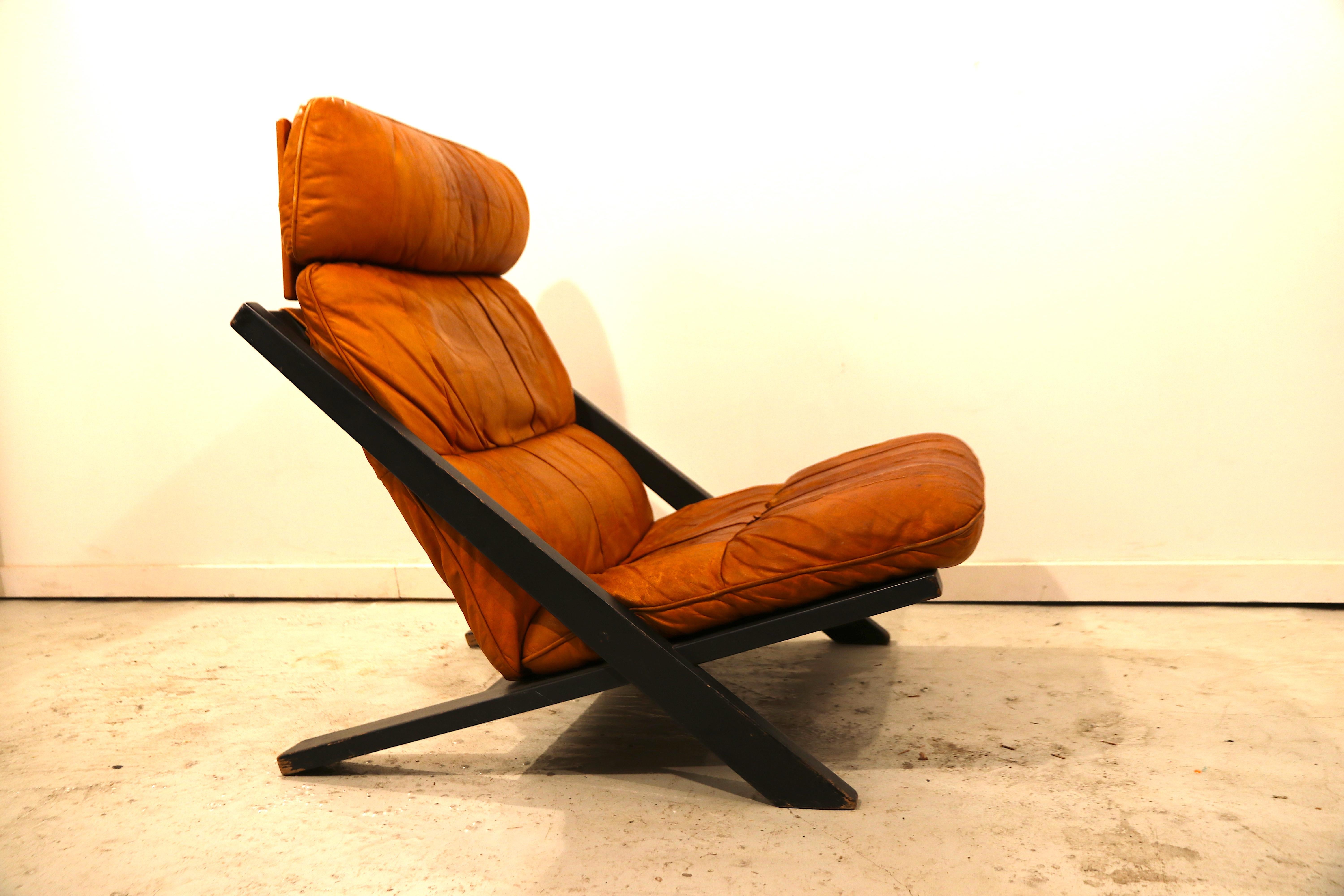 Beautiful Minimalist yet lush and comfortable lounge chair designed by Ueli bergere for the Swiss high-end furniture company De Sede. This chair has the 'right' colors, light brandy-brown tanned leather and an ebonies wood frame. The chair is in