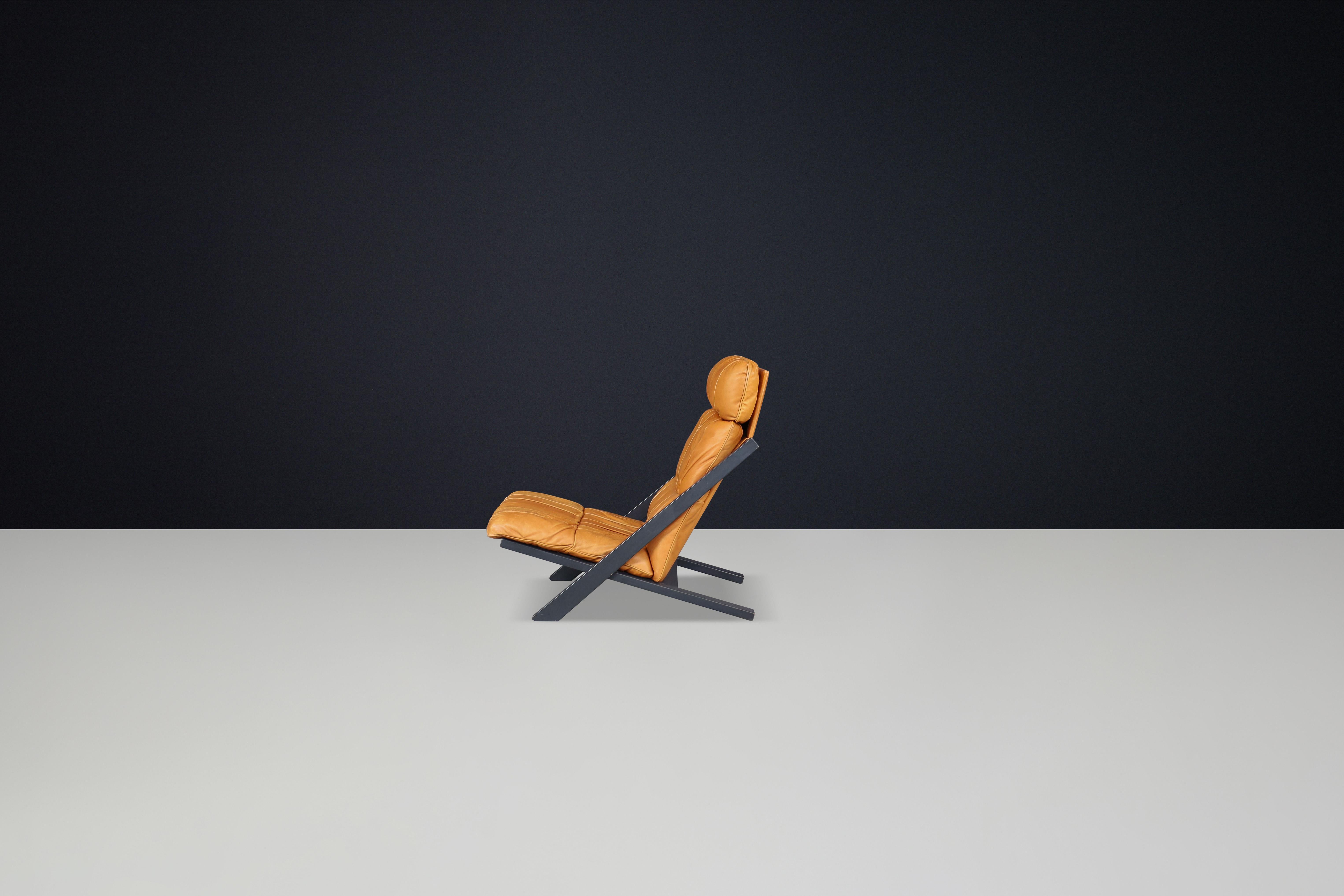 Ueli Berger for De Sede, lounge chair, wood, Cognac leather, Switzerland, 1970s. In Good Condition For Sale In Almelo, NL