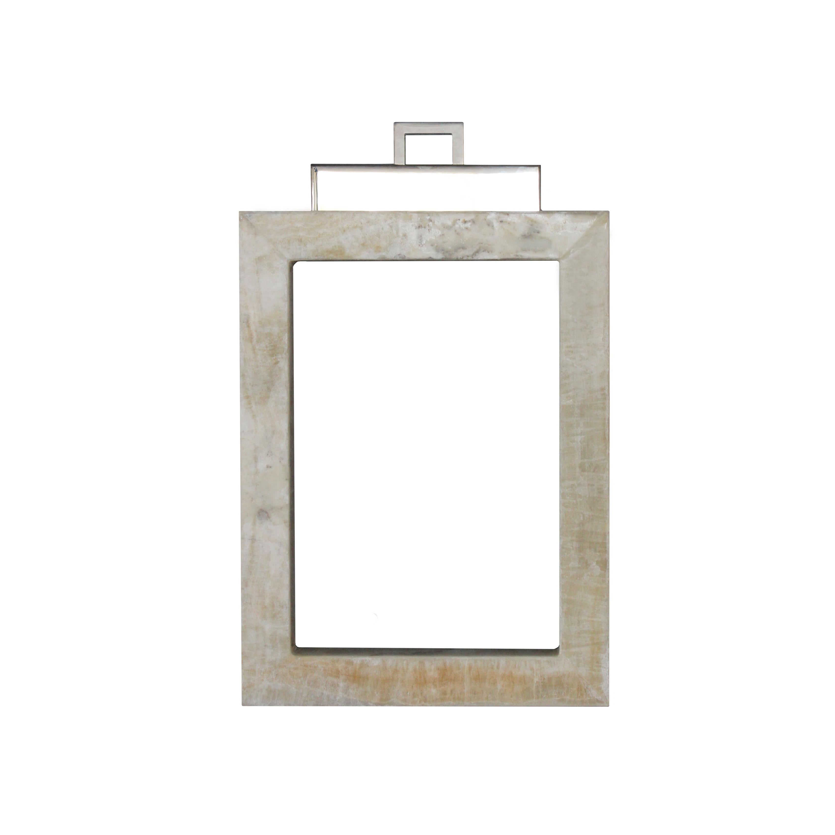 A luminous, essential and at the same time a precious and ancient frame like the onyx marble which it is made of. Uffizi is not just a decorative object but a real and functional lighting device, thanks to a special custom-made LED profile, capable