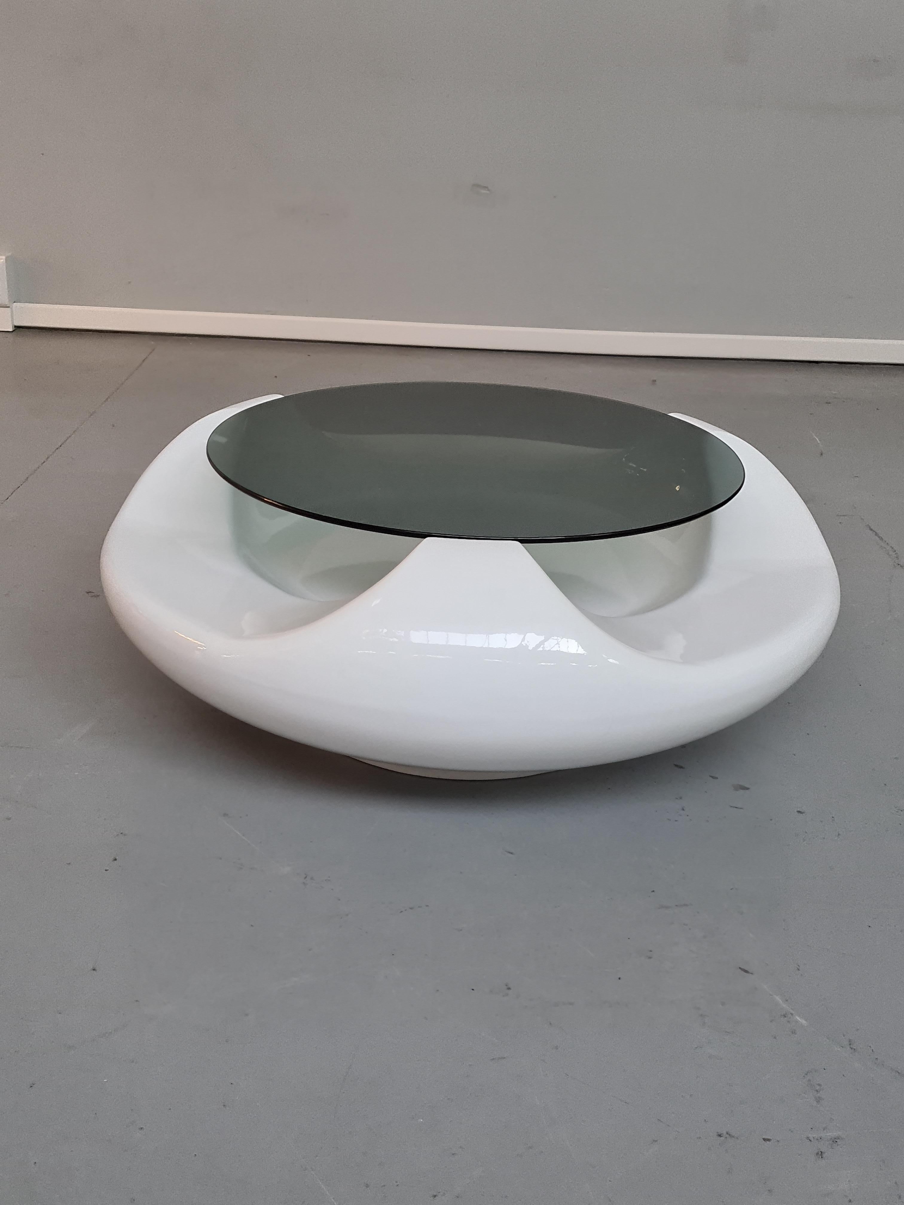 Ufo coffee table produced by Astarte Milano, 1960s
The structure is in white fiberglass with an irregular shape, very particular and the top is in smoked glass tending towards green.
Excellent condition, restored and with manufacturer