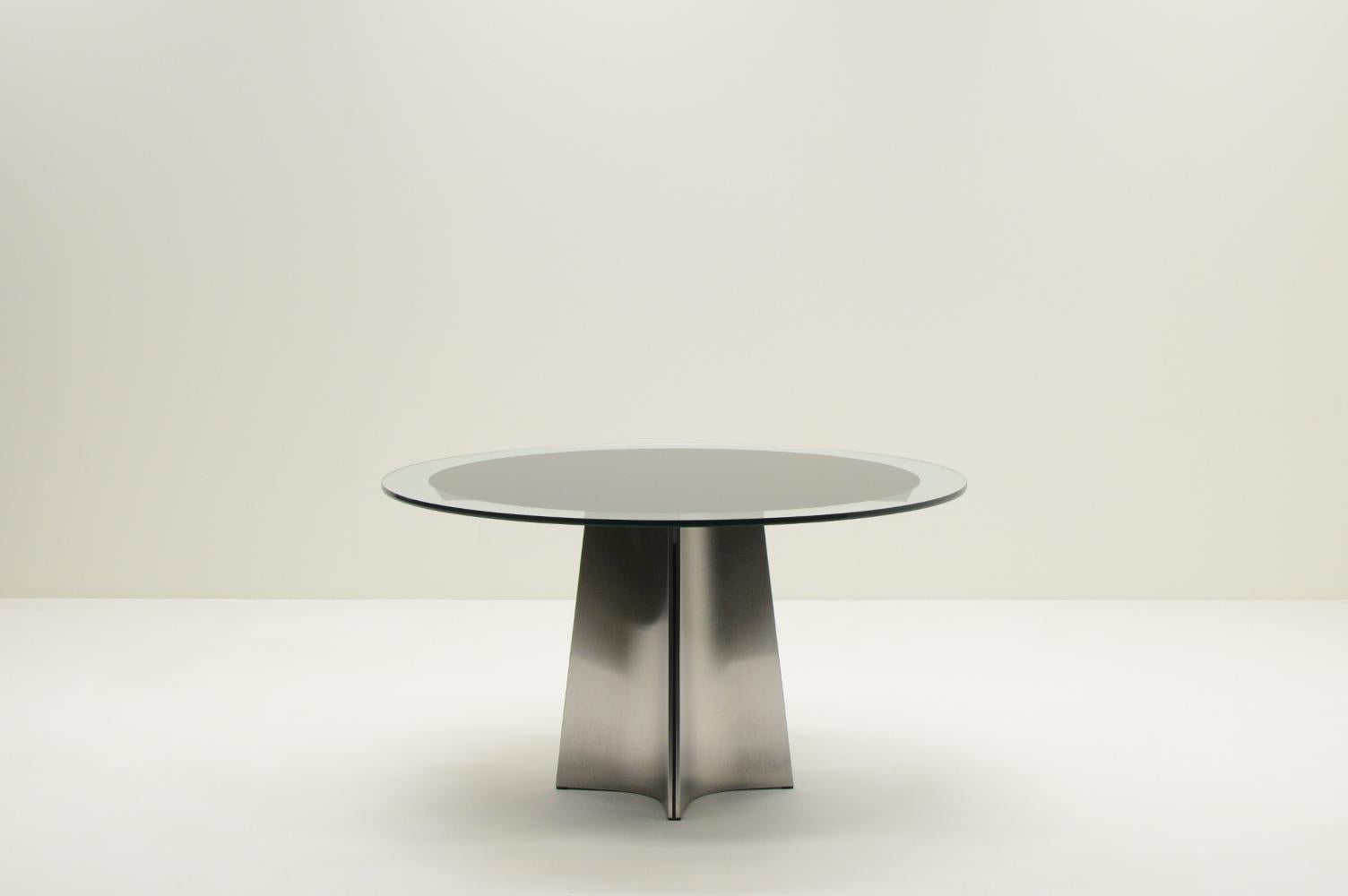 Table de salle à manger UFO de Luigi Saccardo pour Arrmet, 1970, Italie Produit également par Masion Jansen. Base en acier inoxydable brossé et plateau en verre. La base est concave sur 4 côtés. Le plateau en verre a un cercle noir au milieu et le