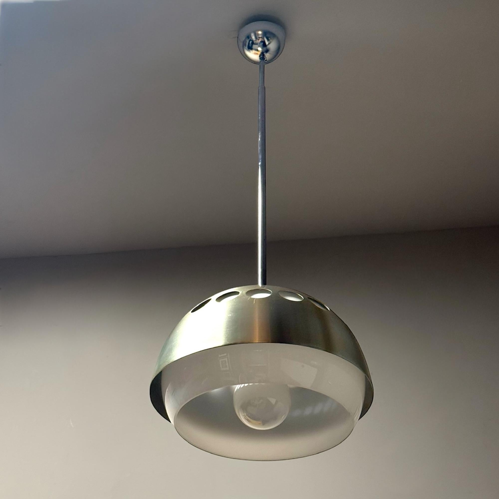 Lampada a sospensione UFO anni '70 - Metallo spazzolato e paralume traslucido Design A Space AGE in vendita 5