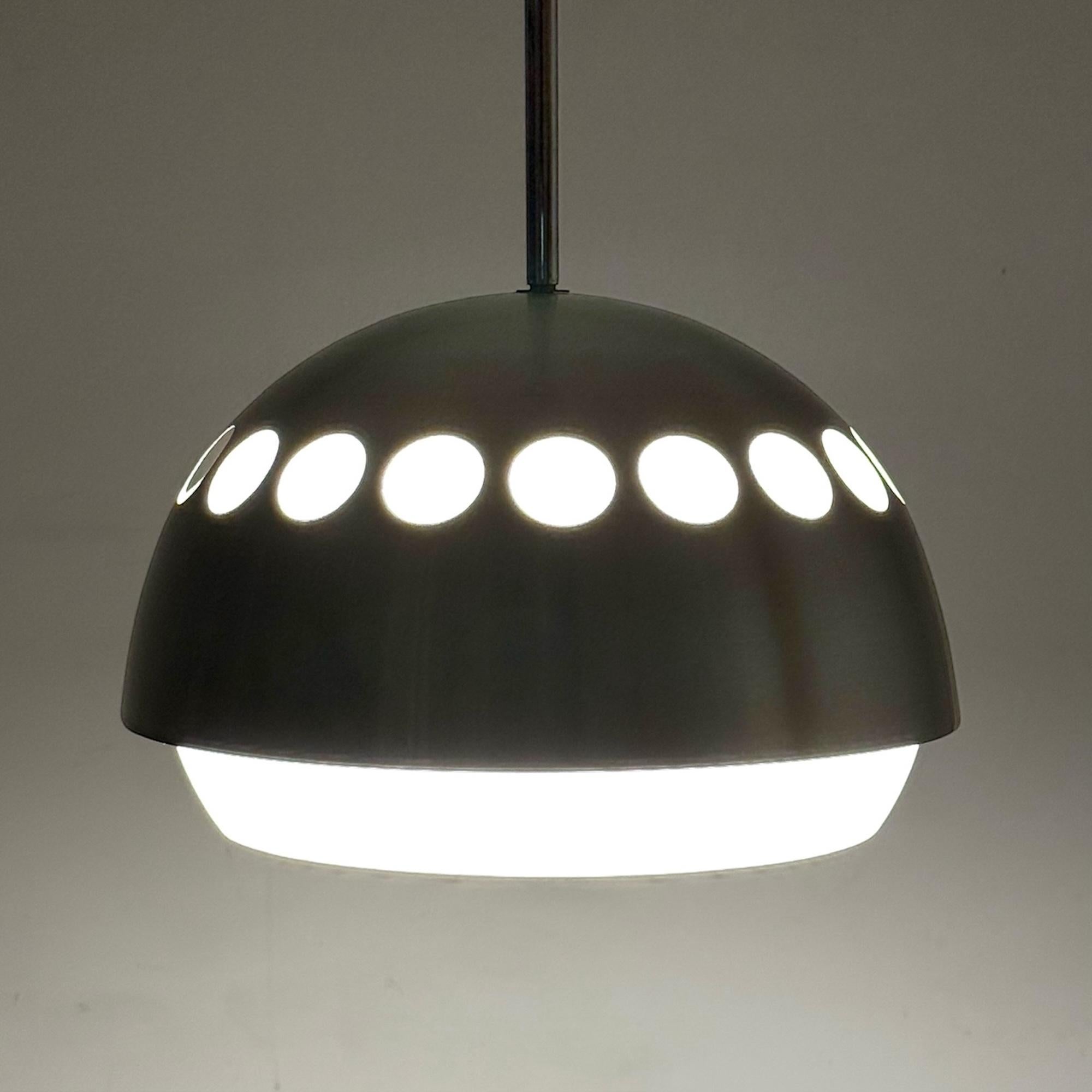 Lampada UFO degli anni '70, un'icona del design dell'era spaziale realizzata in Italia.

Questa straordinaria lampada a sospensione incarna il fascino dell'epoca per il cosmo, fondendo materiali industriali eleganti con un'estetica fantasiosa