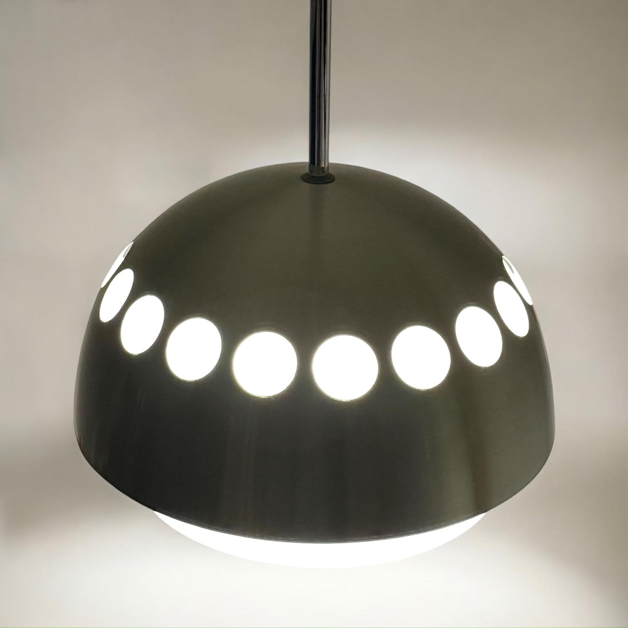 Space Age Lampada a sospensione UFO anni '70 - Metallo spazzolato e paralume traslucido Design A Space AGE in vendita