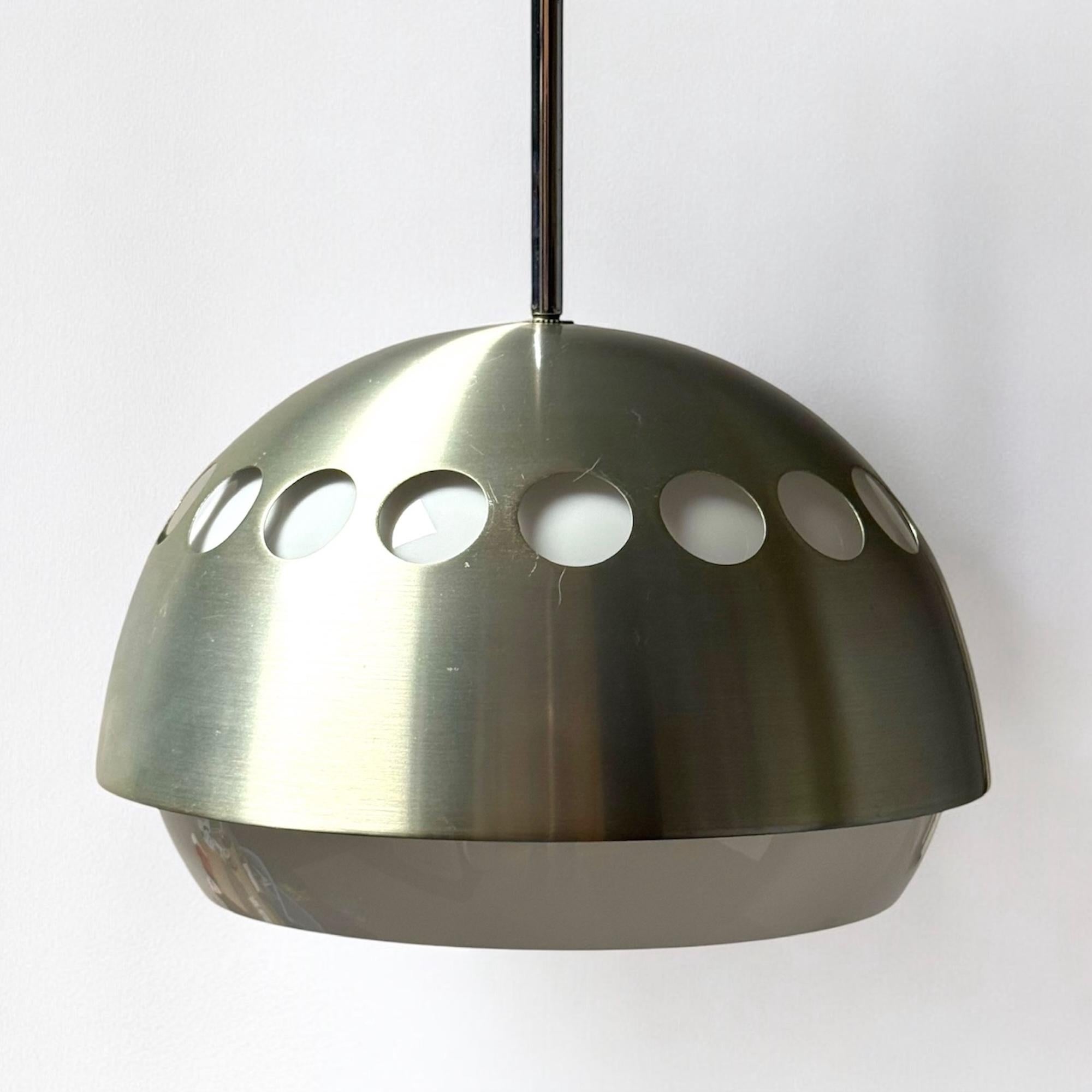 Italiano Lampada a sospensione UFO anni '70 - Metallo spazzolato e paralume traslucido Design A Space AGE in vendita