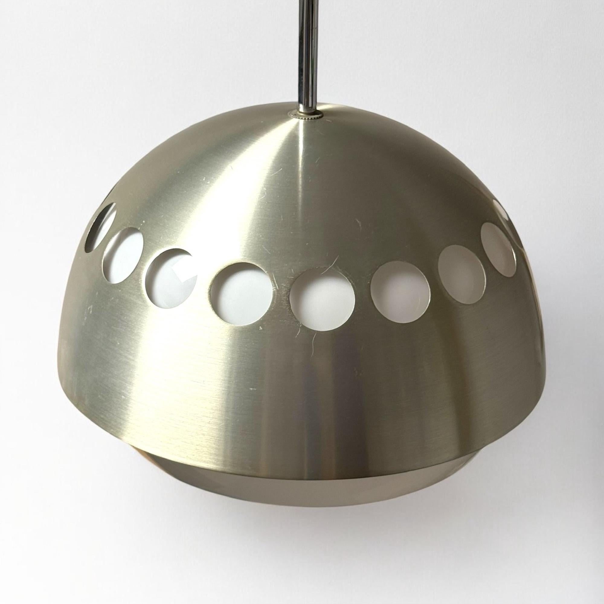 Lampada a sospensione UFO anni '70 - Metallo spazzolato e paralume traslucido Design A Space AGE In condizioni buone in vendita a San Benedetto Del Tronto, IT