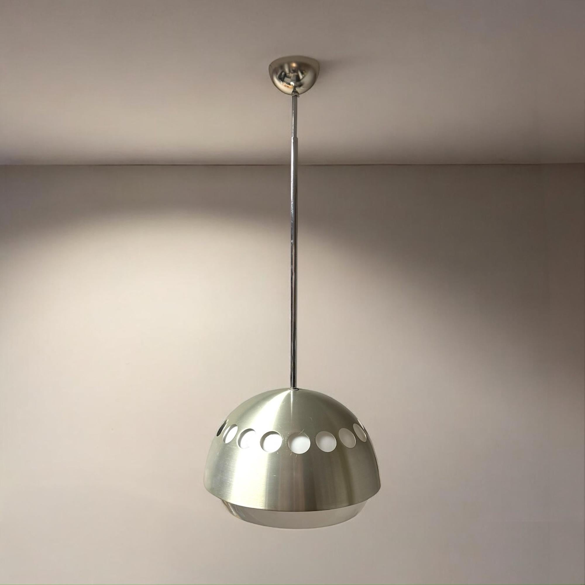 Fine XX secolo Lampada a sospensione UFO anni '70 - Metallo spazzolato e paralume traslucido Design A Space AGE in vendita