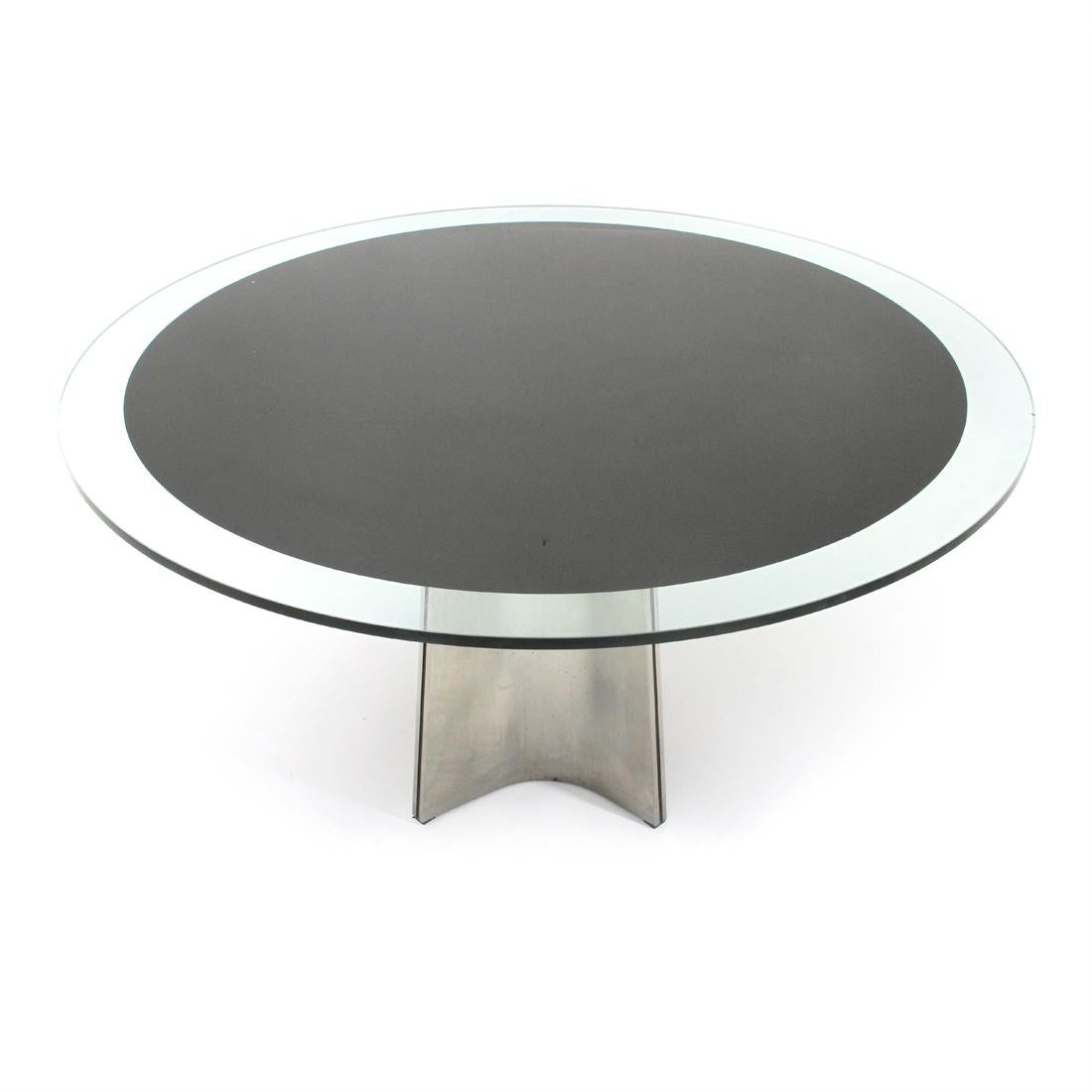 Dining table produced by Arrmet in the 1970s on a design by Luigi Saccardo.
Structure in black painted metal and bands in folded steel.
Circular top in thick glass.
Good general conditions, some signs and scratch due to normal use over time, two