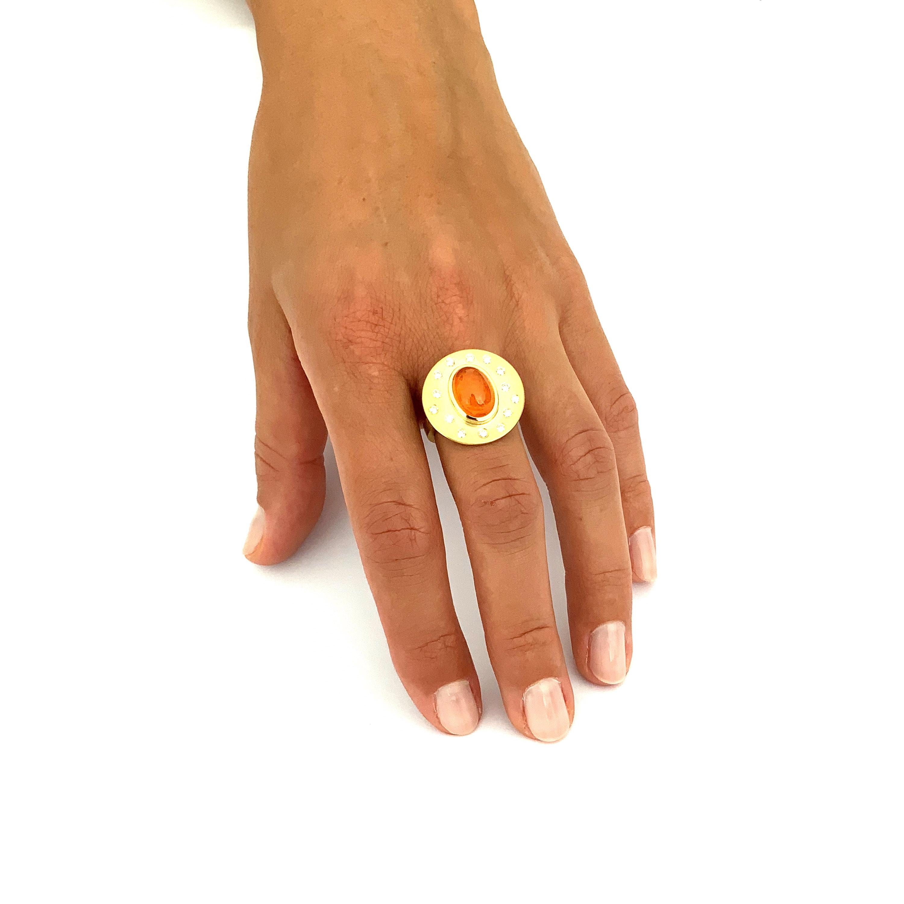 Georg Spreng - Ufo Ring 18 Karat Yellow Gold orange Mandarin Garnet and Diamonds In New Condition For Sale In Waldstetten, DE