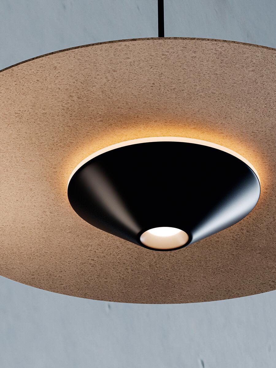 U.F.O. è una lampada a sospensione che prende il nome dall'immaginario collettivo associato agli oggetti volanti non identificati.
U.F.O. è disponibile in due dimensioni, con diametri di 35 o 60 centimetri, e in tre finiture: Nero, Ruggine o Sabbia.