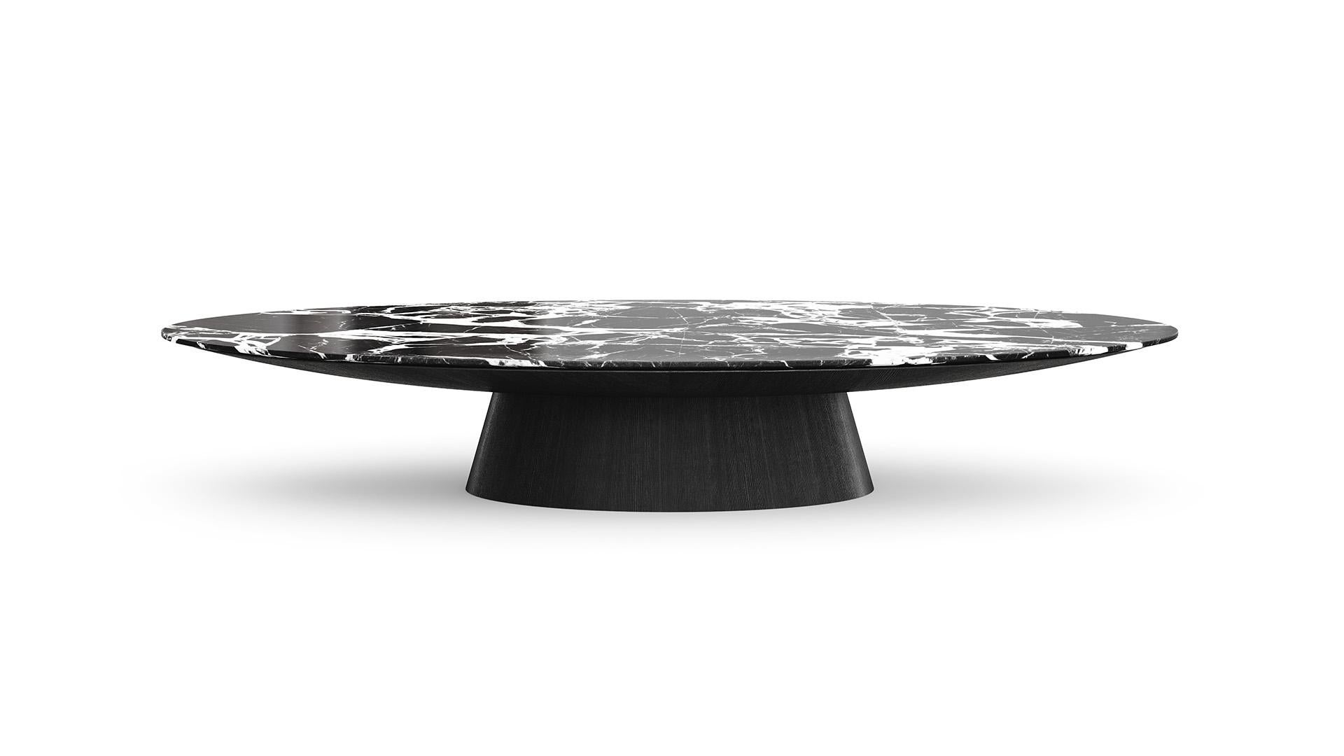 La table basse Ufo TT, conçue par Ferruccio Laviani pour Emmemobili, est un meuble contemporain intemporel. Fabriqué en contreplaqué cintré, il se caractérise par une base distinctive avec une structure interne en contreplaqué recouverte d'une coque