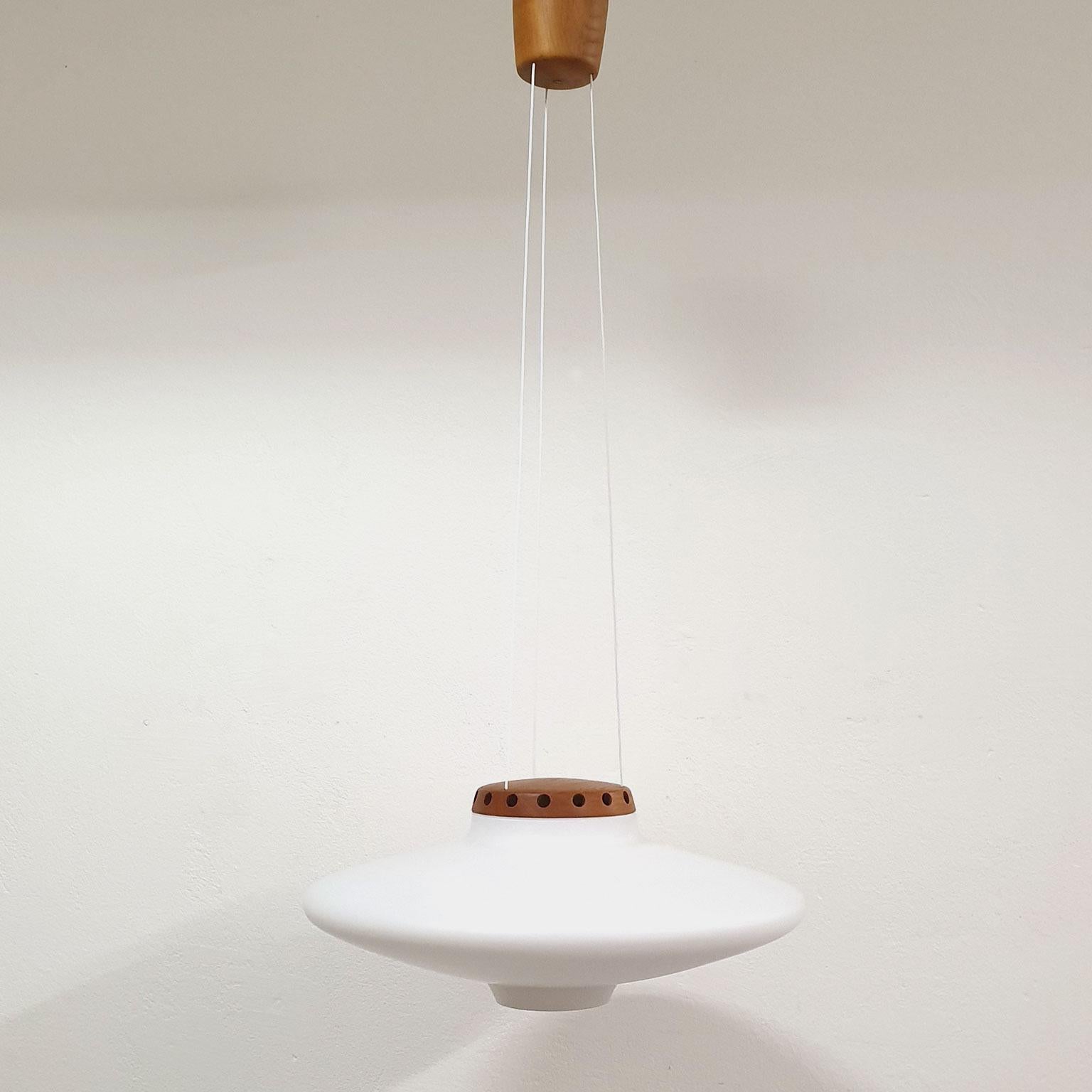 Teak and white opaline glass pendant, manufactured by Luxus in Sweden.
New wiring, overall very good condition.
Measure: Total height 38.6 inch (98 cm).