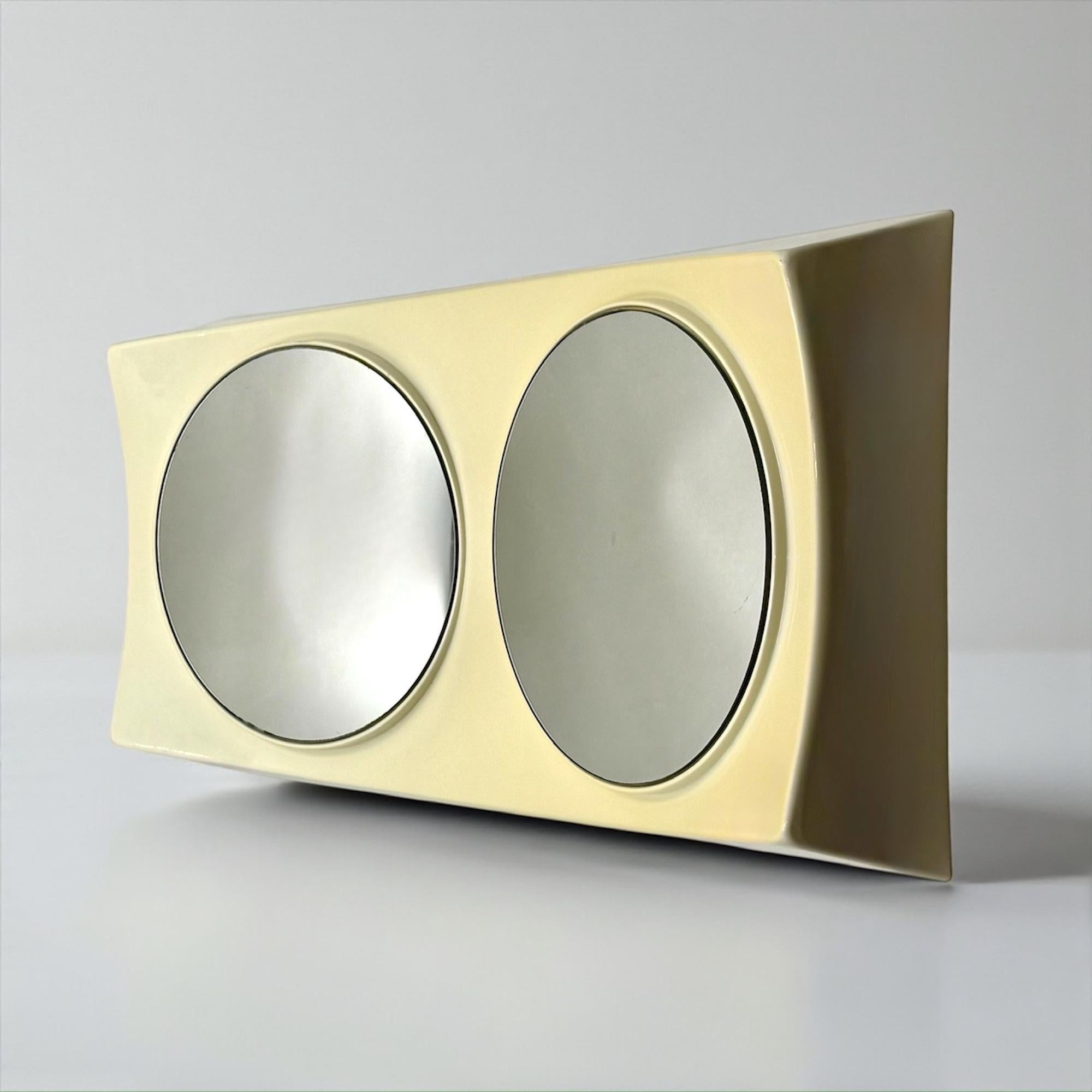 UFO Wandspiegel Italienisches A Space Age Design aus flexiblem elfenbeinfarbenem Kunststoff 1970er Jahre (Ende des 20. Jahrhunderts) im Angebot