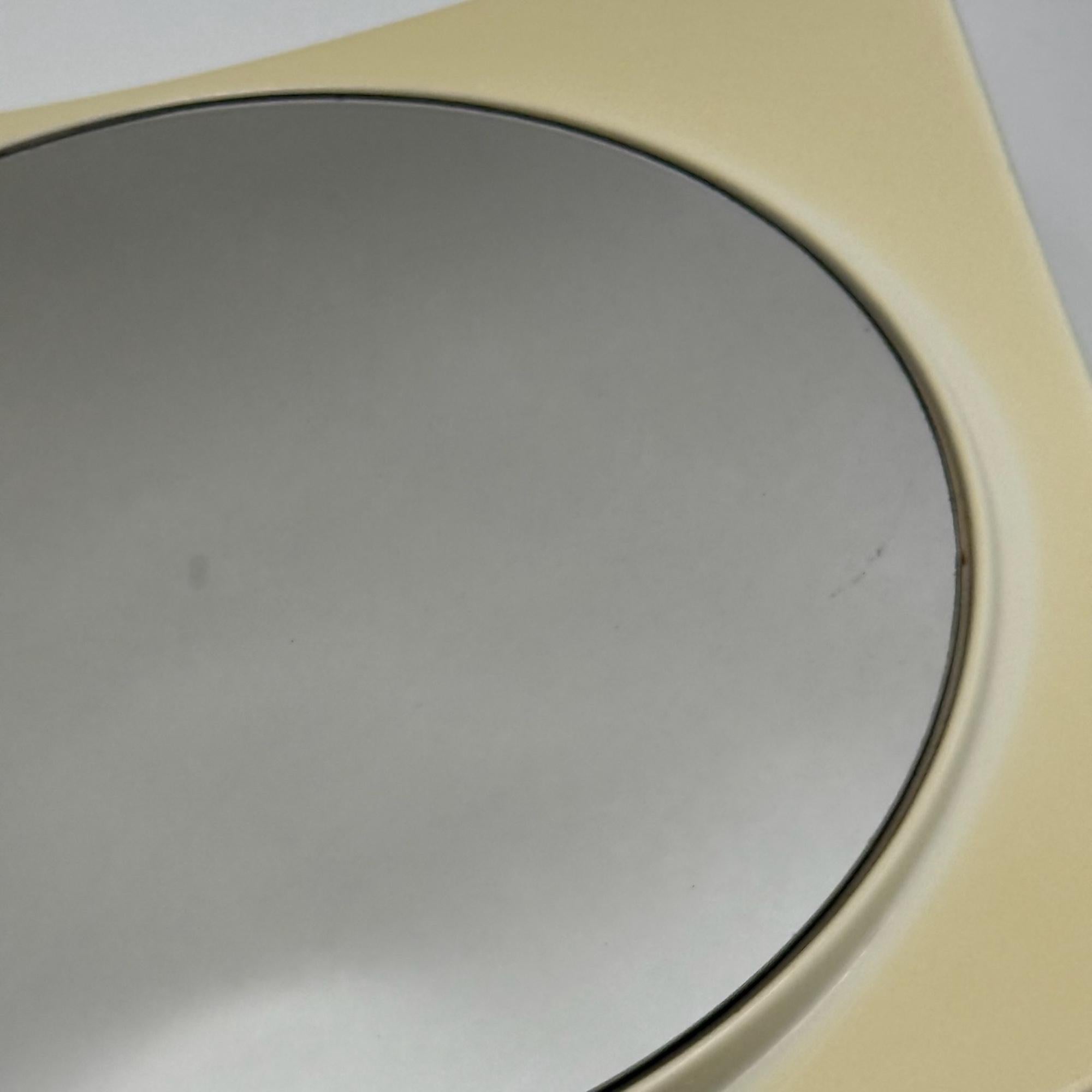 UFO Wandspiegel Italienisches A Space Age Design aus flexiblem elfenbeinfarbenem Kunststoff 1970er Jahre (Glas) im Angebot