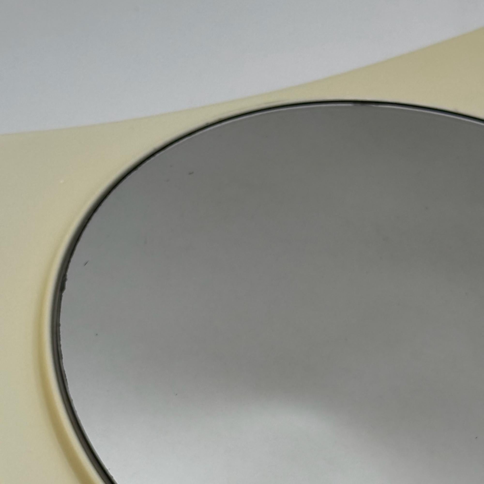 UFO Wandspiegel Italienisches A Space Age Design aus flexiblem elfenbeinfarbenem Kunststoff 1970er Jahre im Angebot 1