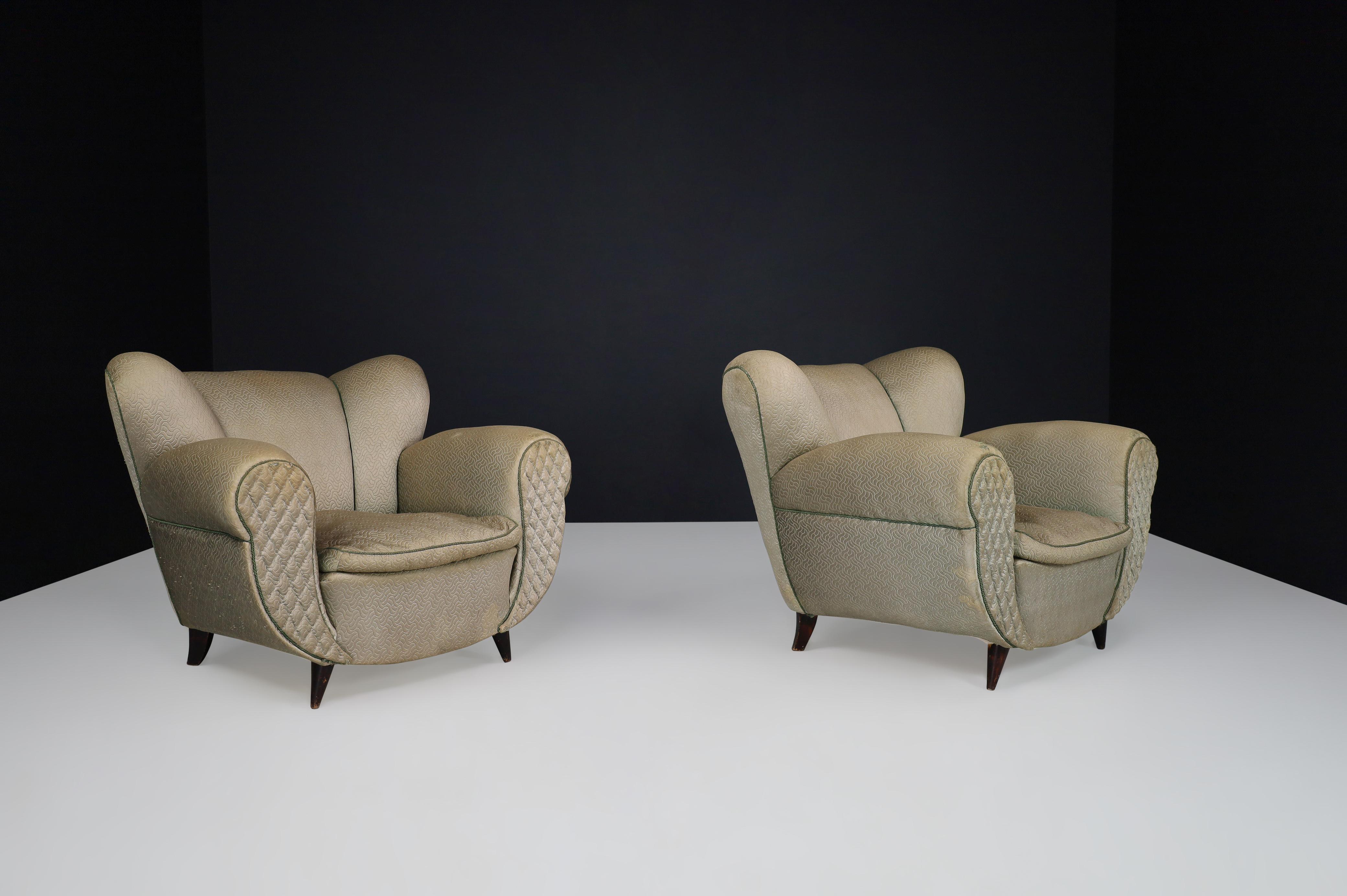 Chaises longues Art Déco Guglielmo Ulrich en tissu d'origine, Italie années 30 

Le célèbre architecte Guglielmo Ulrich a conçu une paire de deux chaises longues dans le style Art déco, une production des années 1930. Grâce à leurs accoudoirs et à