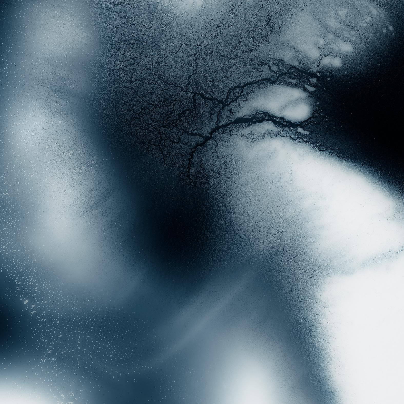 Abstract Painting di Ugne Pouwell - Echoes No.2 - Campo di colore blu, 100x100cm, Edizione limitata di 10 esemplari.