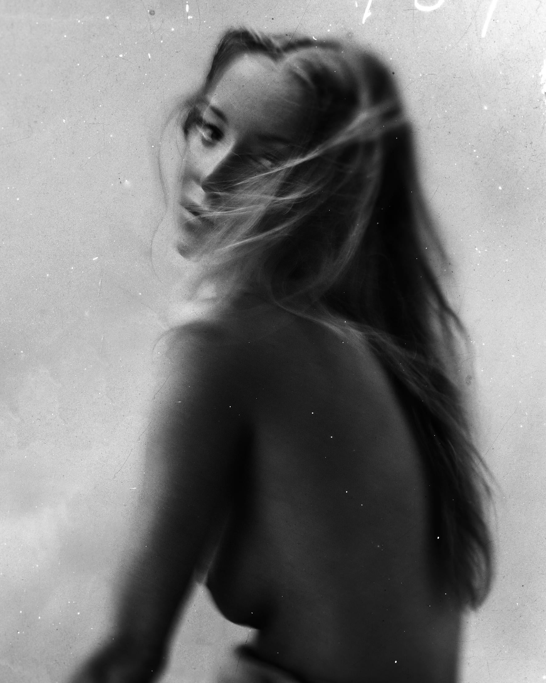 Nude Photograph Ugne Pouwell - 3499 - Portrait féminin analogique en noir et blanc 