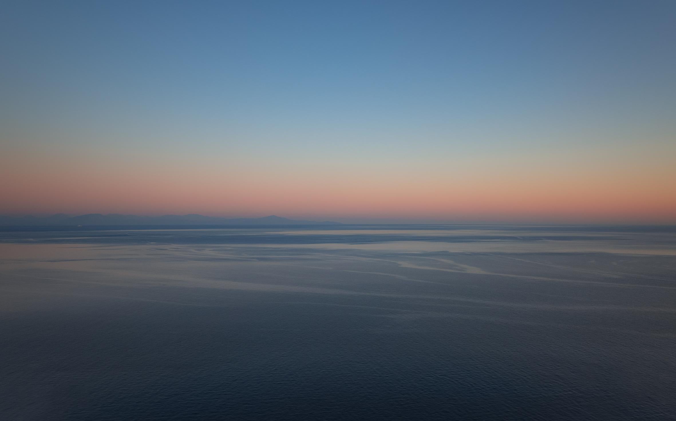 Ugne Pouwell Color Photograph – Amalfi- Horizont – Italienische Küste, Sonnenuntergang, 80x50cm, limitierte Auflage 20