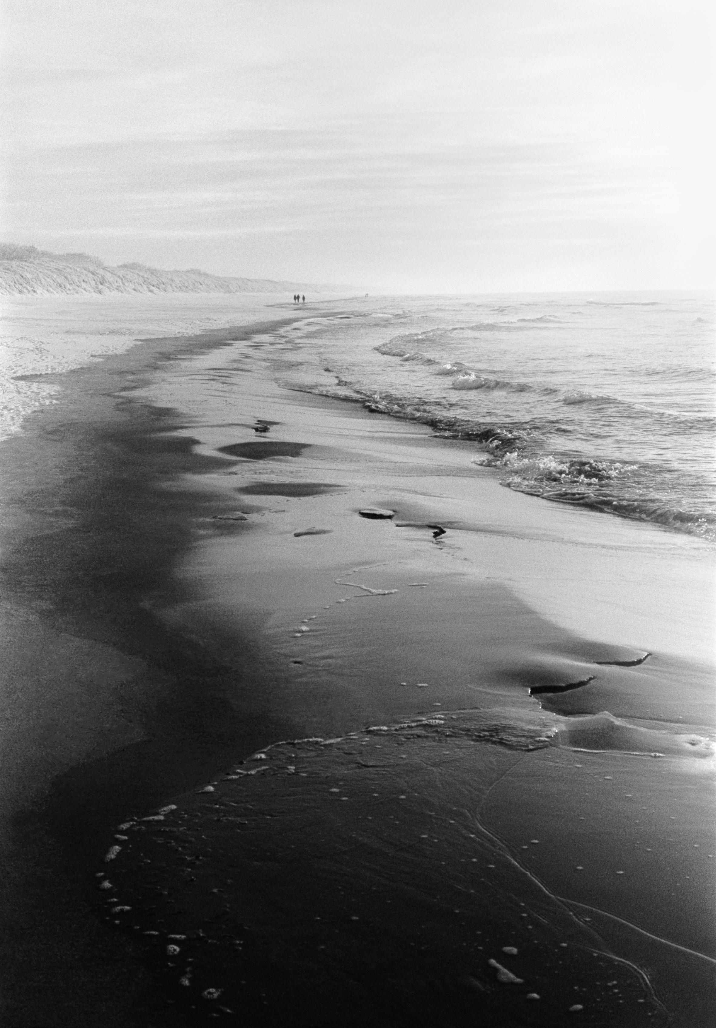 Ugne Pouwell Black and White Photograph – „Baltic Freeze #4“ – Schwarz-Weiß- analoge Landschaftsfotografie in Schwarz-Weiß 100 x 80 cm
