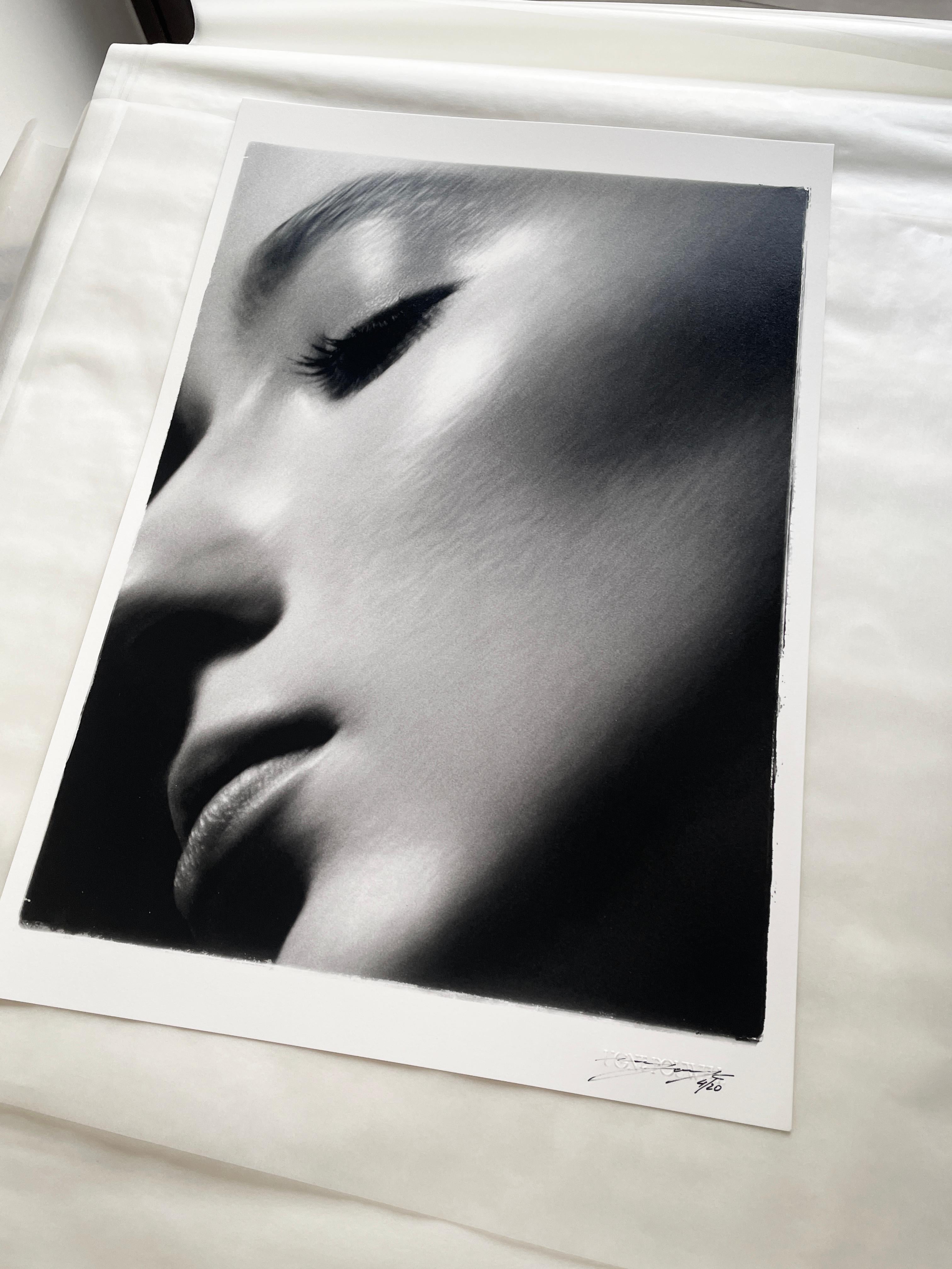 Schönheit – Schwarz-Weiß-Frauenporträt aus der Nahaufnahme, limitierte Auflage von 20 Stück – Photograph von Ugne Pouwell